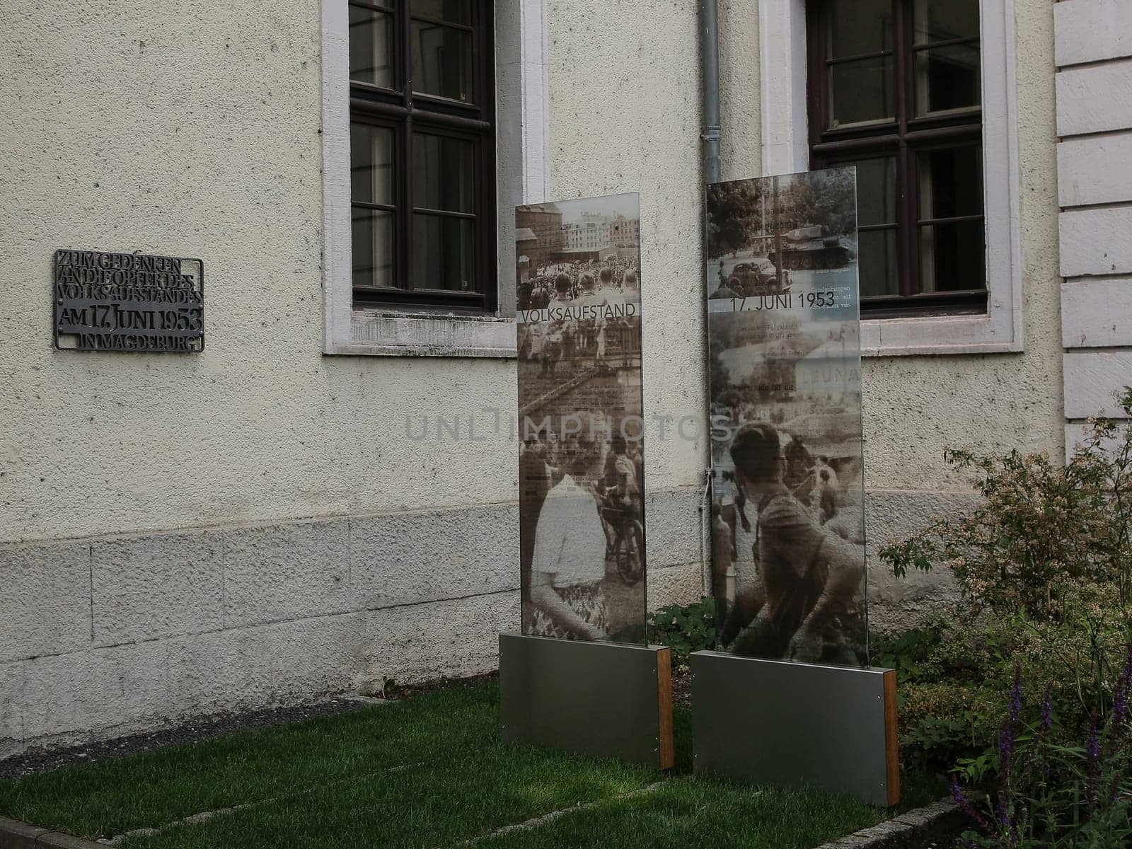 Erinnerungstafel und 2 Gedenkstelen zur Erinnerung an den DDR-Volksaufstand 17.06.1953 vor dem Innenministerium in Magdeburg