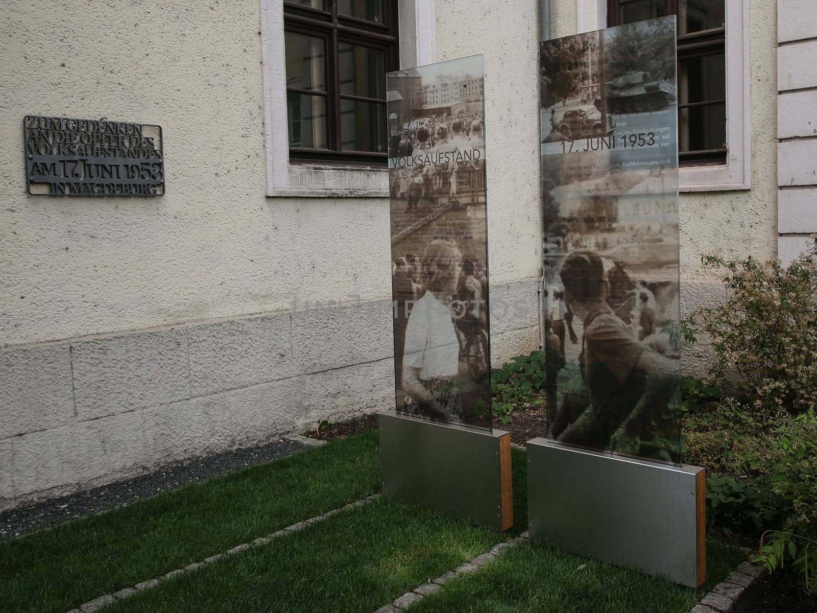 Erinnerungstafel und 2 Gedenkstelen zur Erinnerung an den DDR-Volksaufstand 17.06.1953 vor dem Innenministerium in Magdeburg