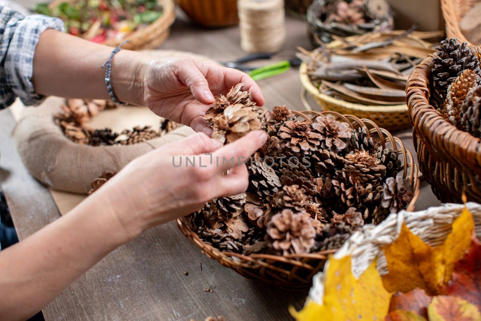 A handson and engaging approach to creating beautiful autumn decor using pinecones and various natural materials