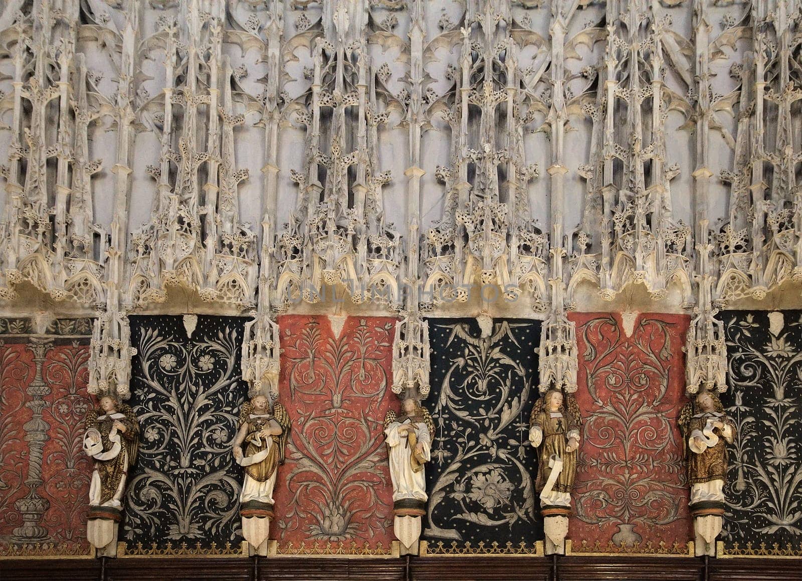 Sainte-Secile cathedral features ornate carvings and sculptures in its choir stalls, showcasing exquisite artistry.
