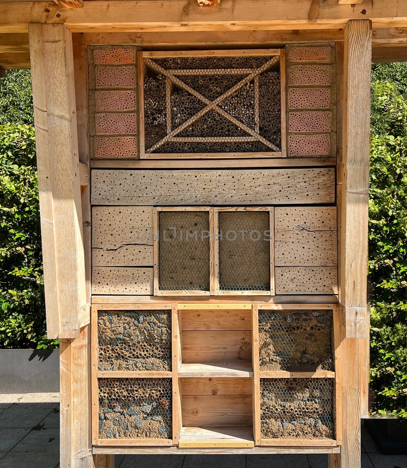 Insect hotels serve insects, especially wild bees, as a shelter and breeding ground.