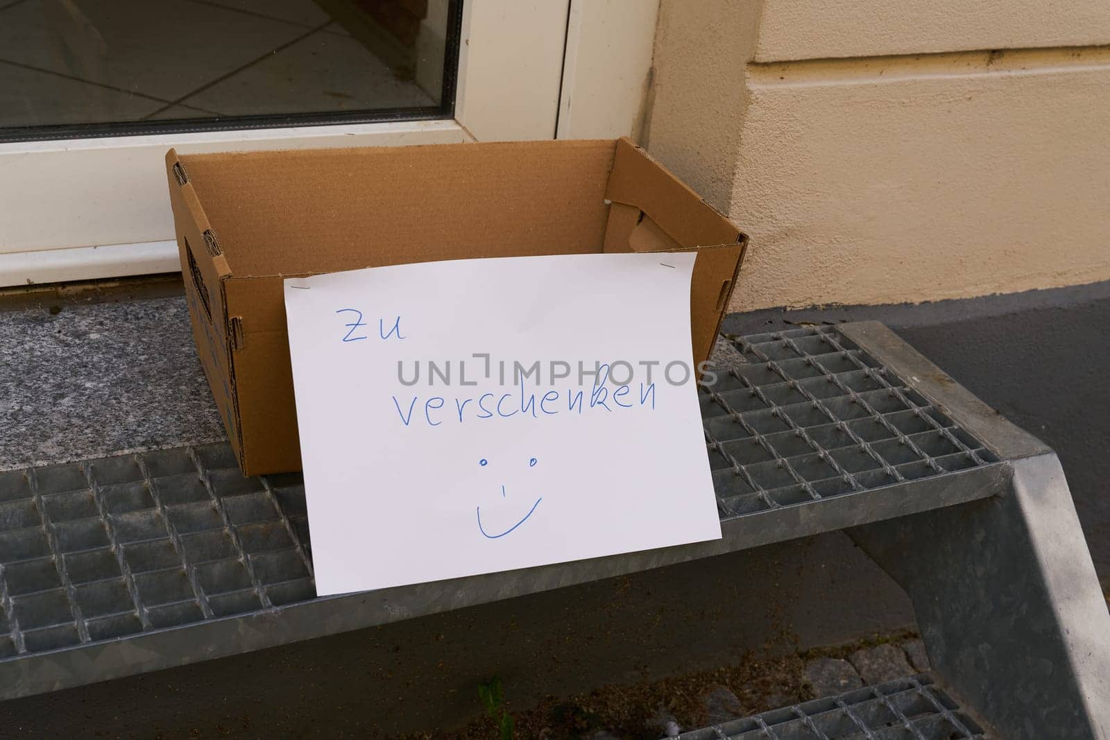 Sign with the German inscription zu verschenken in the city center of Erfurt, Germany. Translation: to give away