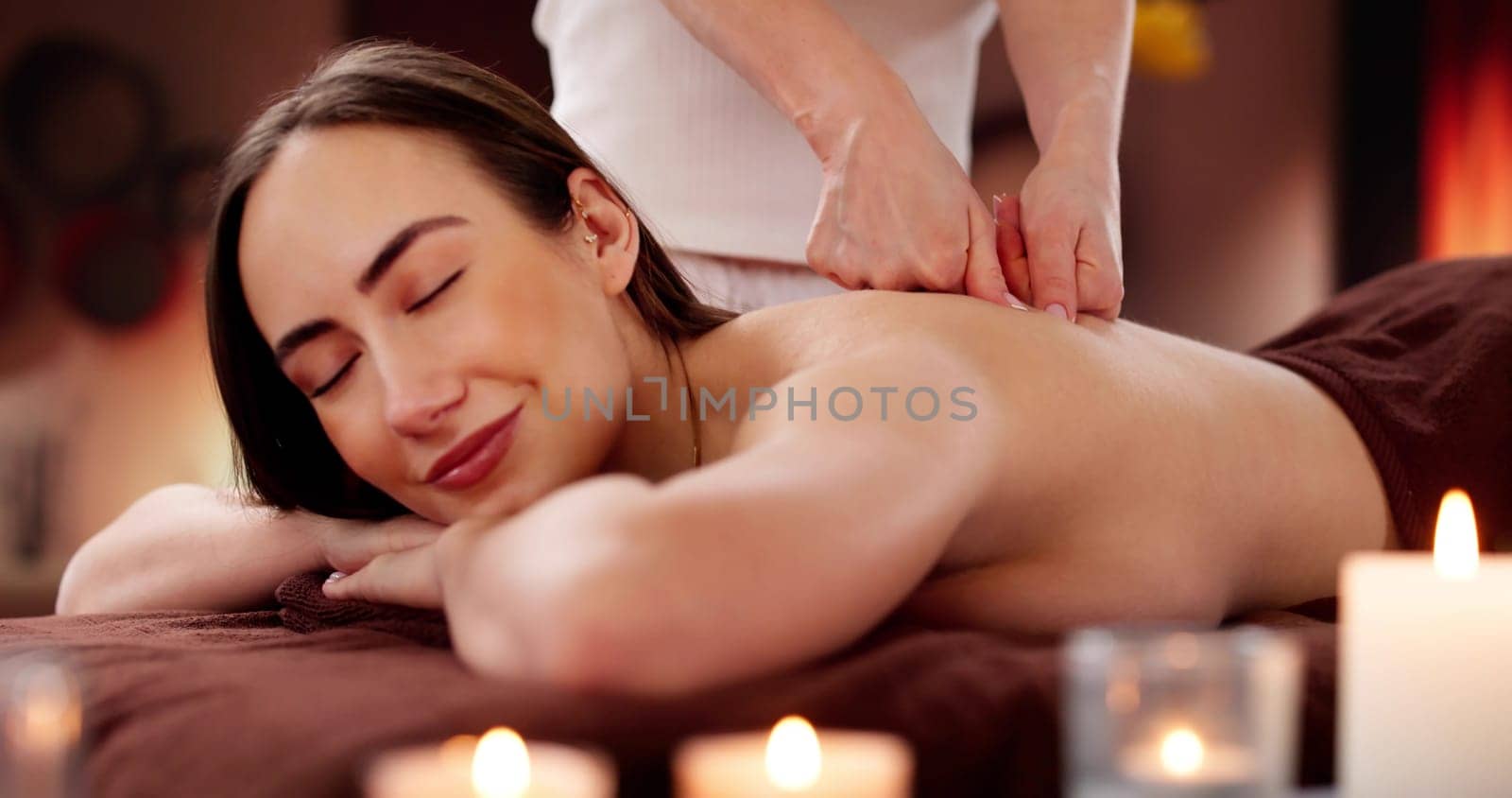 Relaxing shiatsu chiropractic back massage treatment by physio therapist at spa.
