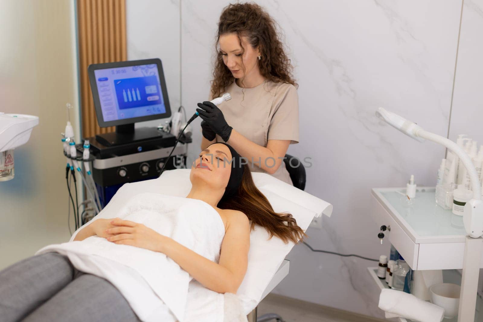A skilled therapist performs a skin treatment that rejuvenates and hydrates while removing impurities, leaving the client refreshed and relaxed in a tranquil spa atmosphere.