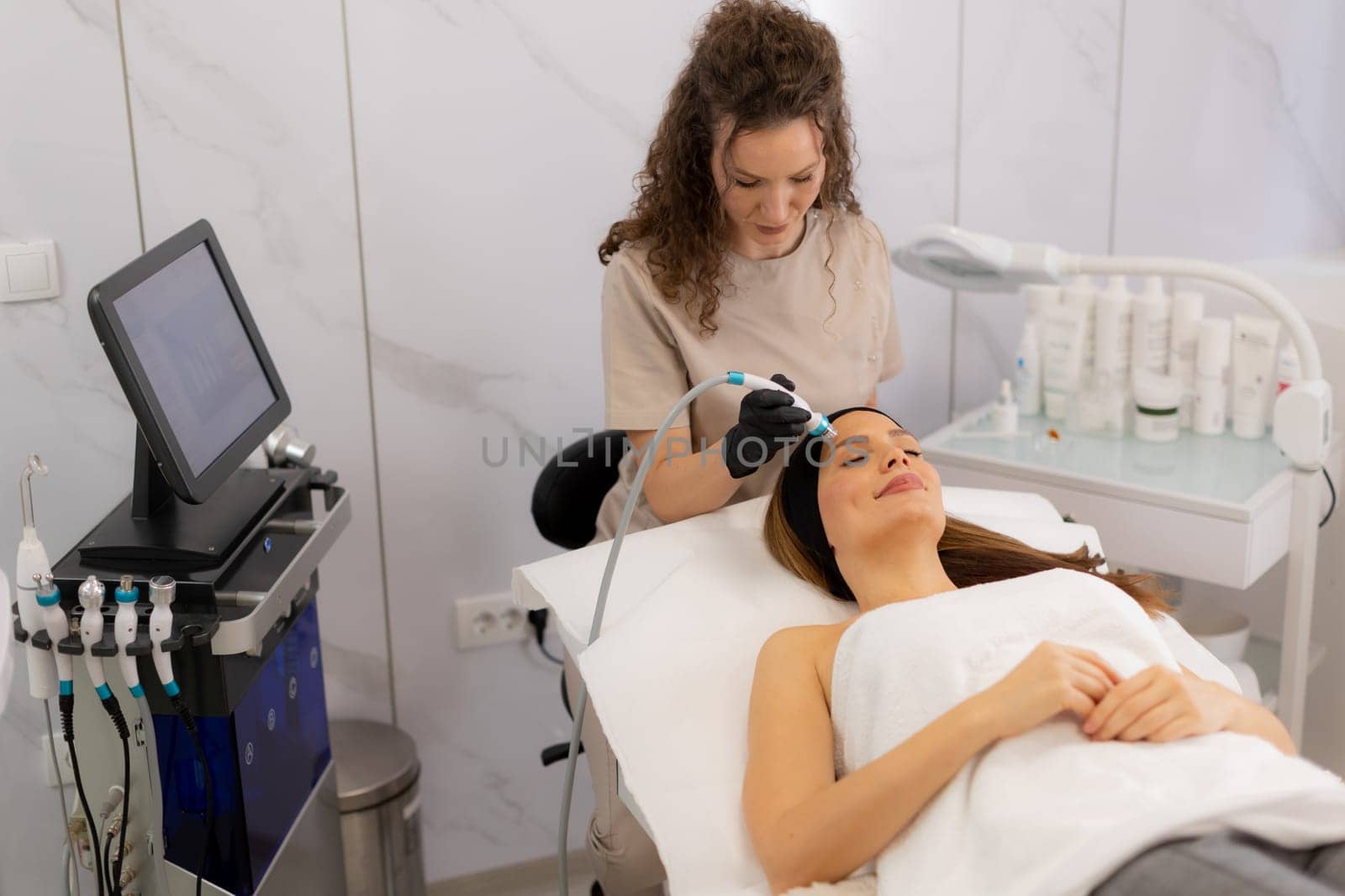 A skilled therapist performs a skin treatment that rejuvenates and hydrates while removing impurities, leaving the client refreshed and relaxed in a tranquil spa atmosphere.