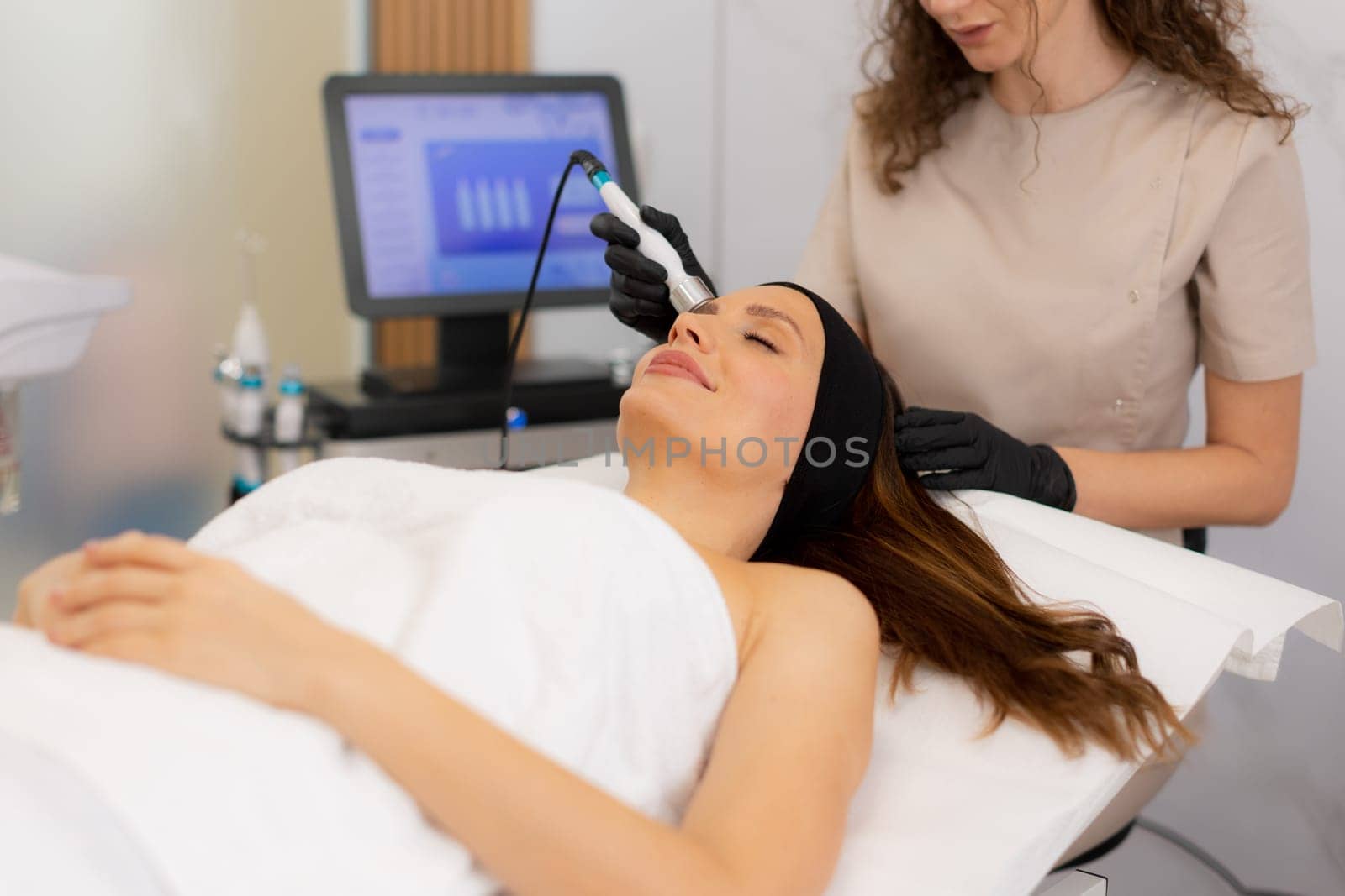 A skilled practitioner performs a revitalizing skincare treatment, focusing on pore cleansing and hydration for a relaxed client enjoying the healing ambiance of a wellness spa.