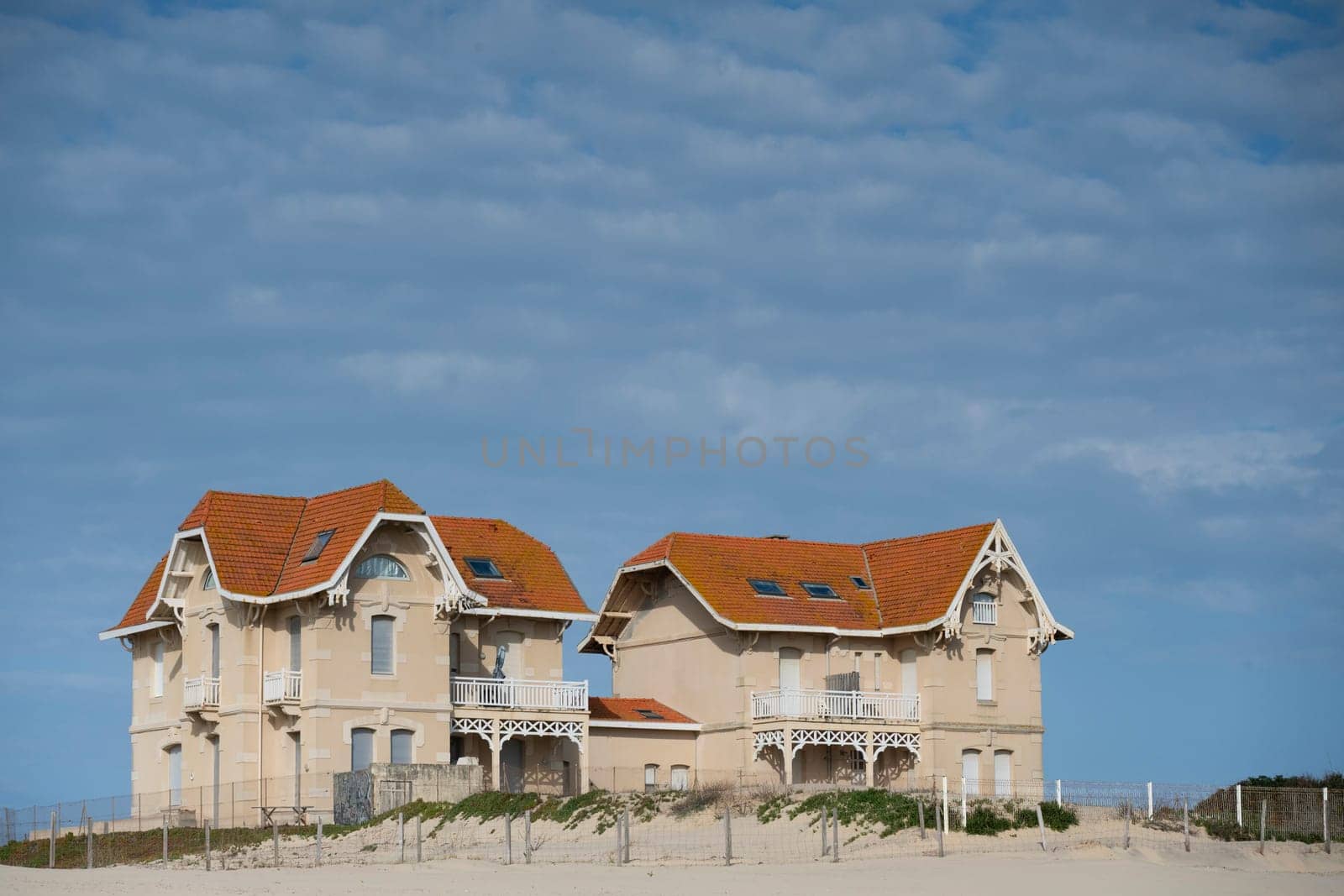 Two charming houses in Biscarosse stand close to the coastline, facing potential danger from rising tides and erosion, highlighting the vulnerability of coastal living.