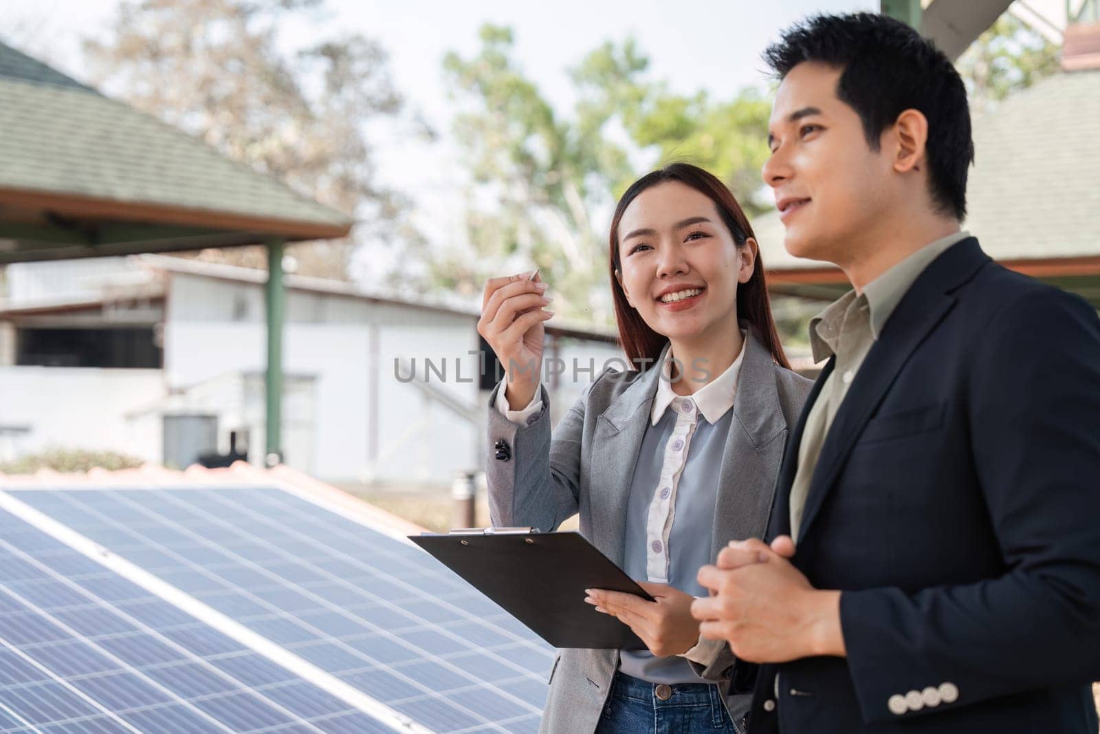 Diverse professionals actively sharing ideas and strategies on solar energy, emphasizing collaboration in the sustainable business landscape.