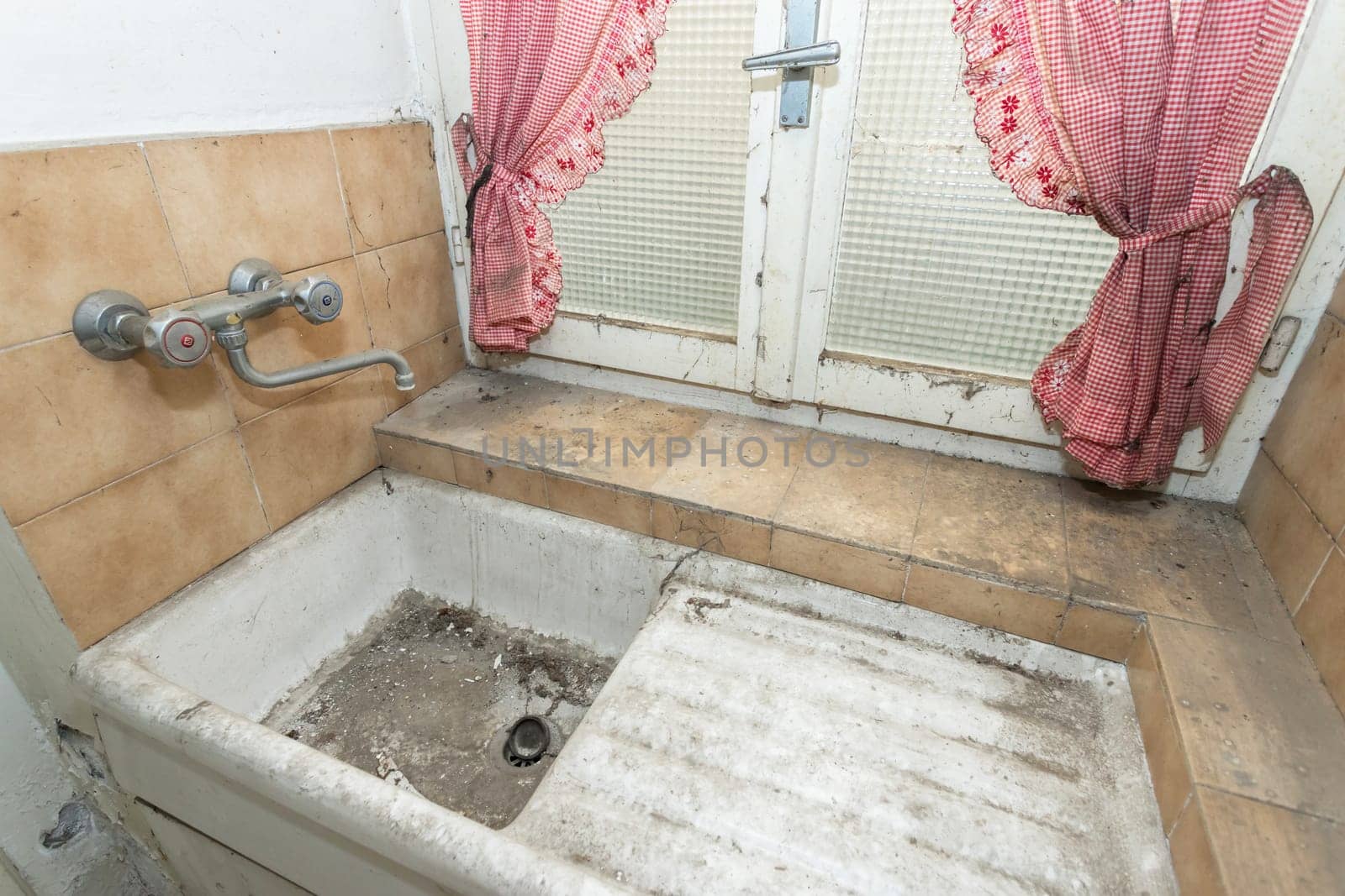 Old vintage sink to renovated. Improvement. Dirt.