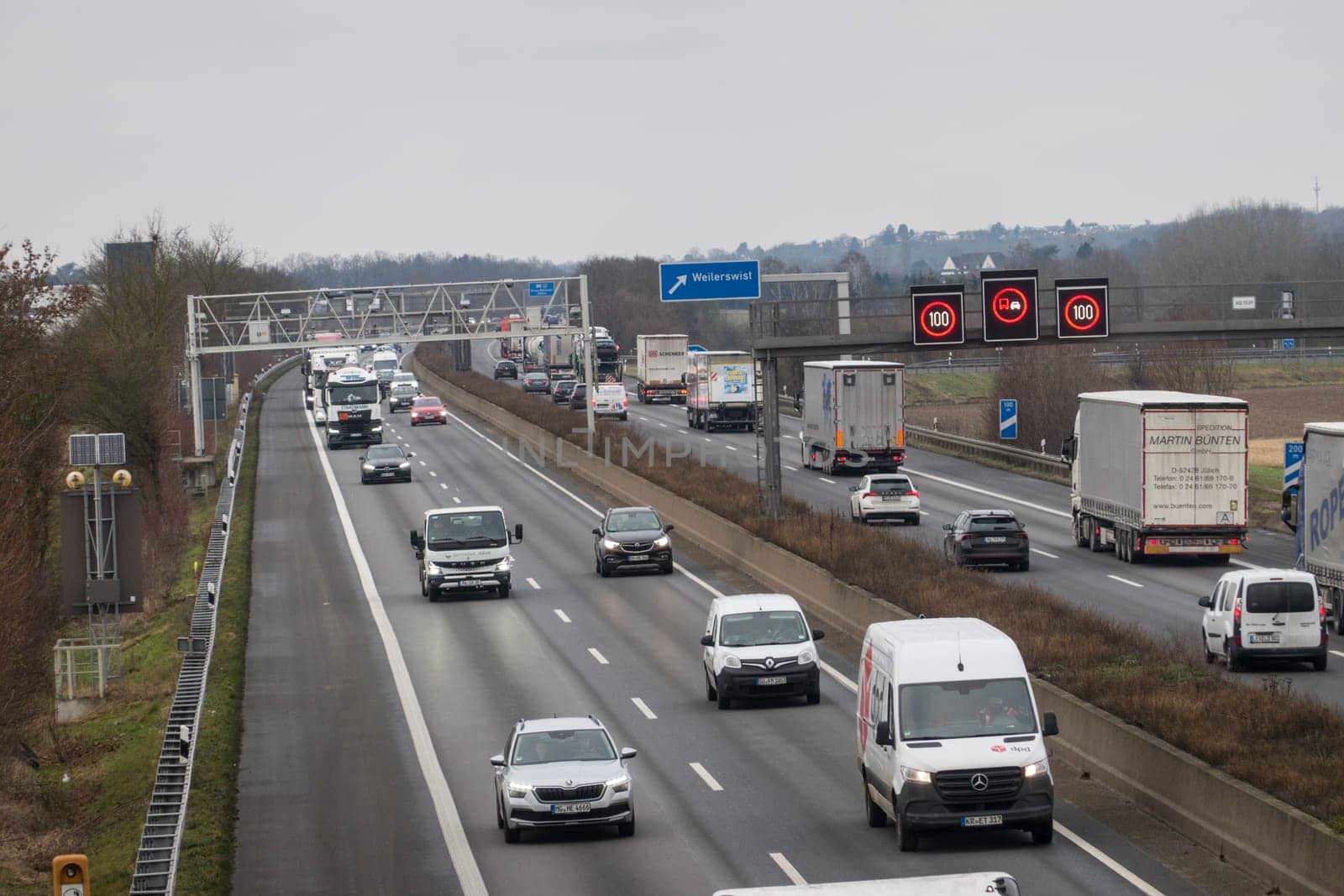 starker Verkehr auf der Autobahn A61 bei Weilerswist, Nordrhein-Westfalen, Deutschland