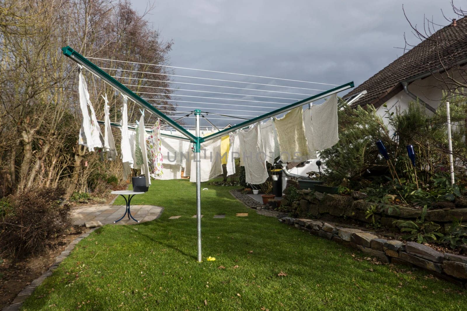 Wäsche hängt zum trocknen auf der Wäscheleine im Garten