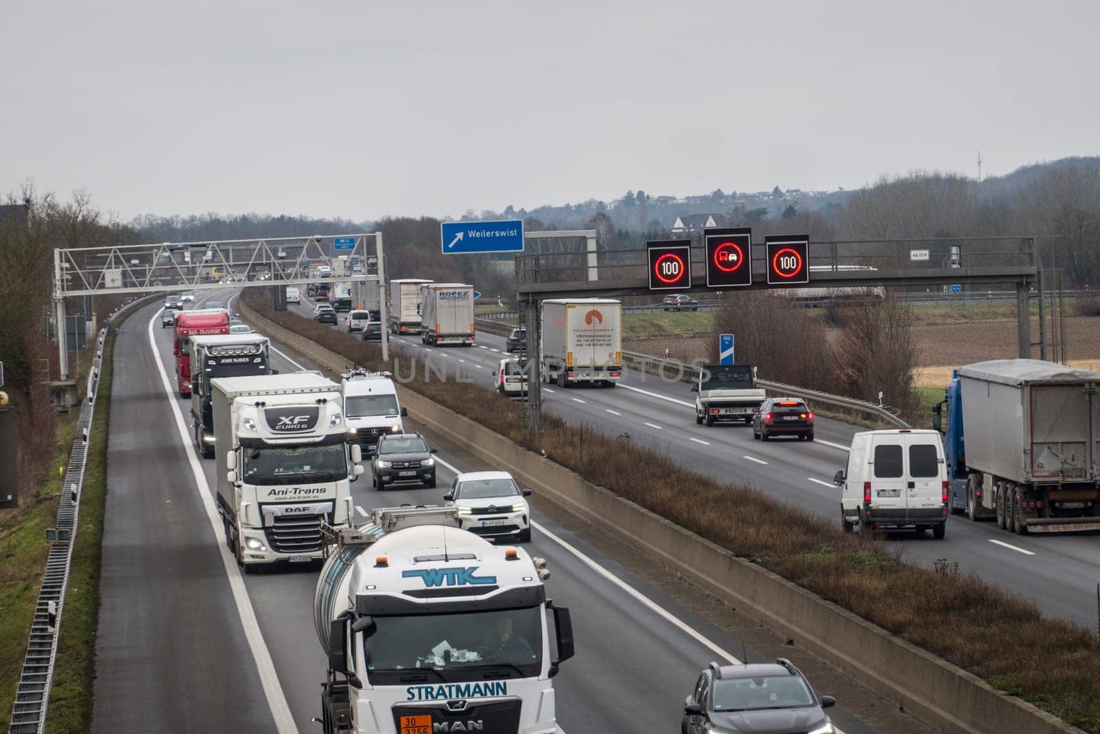 starker Verkehr auf der Autobahn A61 bei Weilerswist, Nordrhein-Westfalen, Deutschland