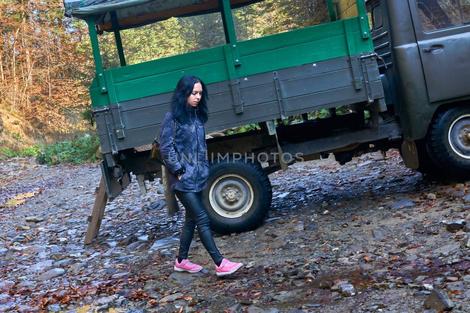 a person who is traveling or visiting a place for pleasure.