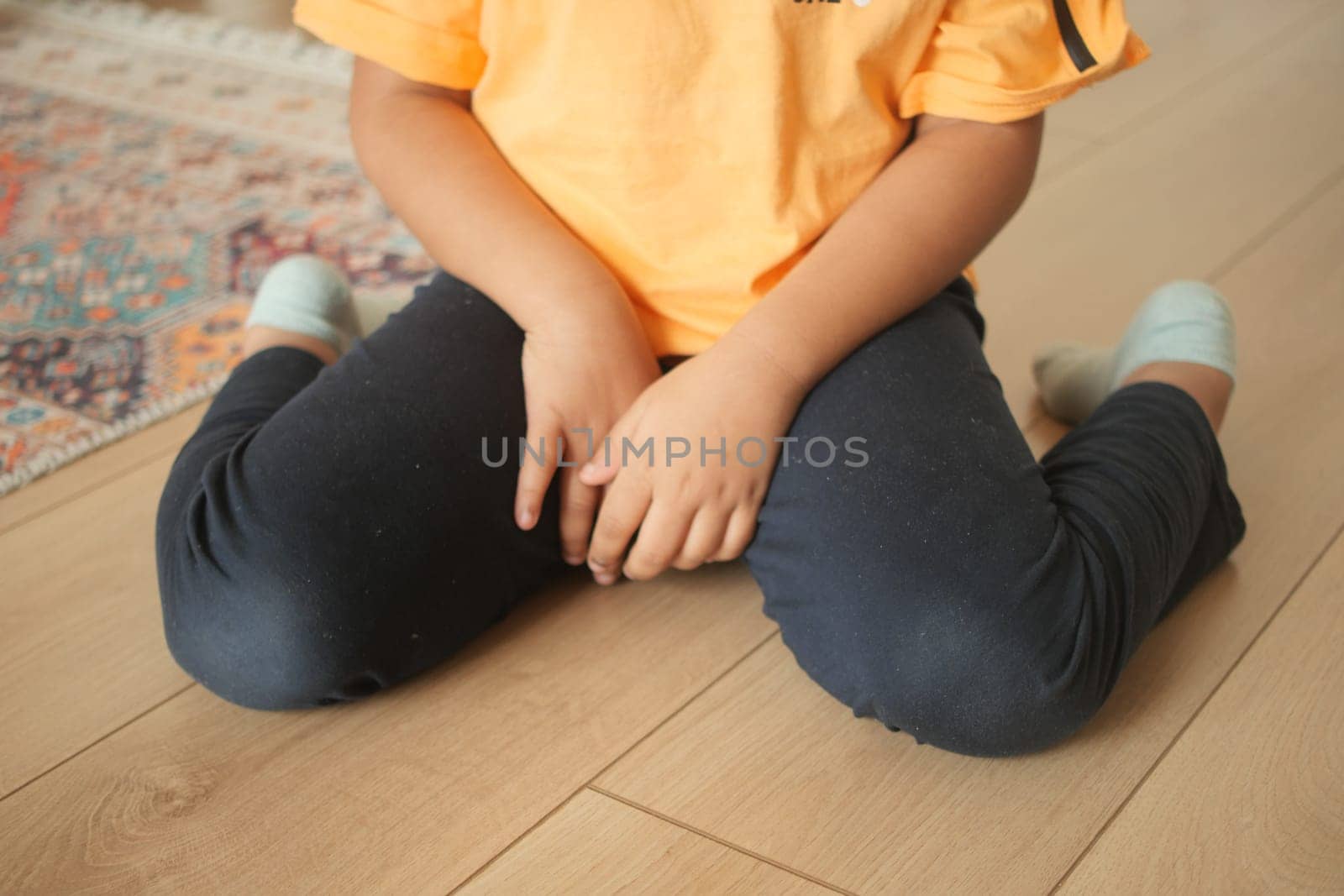cerebral palsy child sitting w shape.