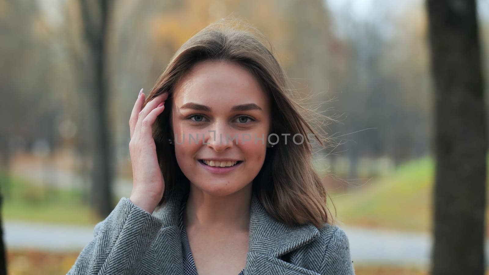 Portrait of a smiling young girl in an autumn park