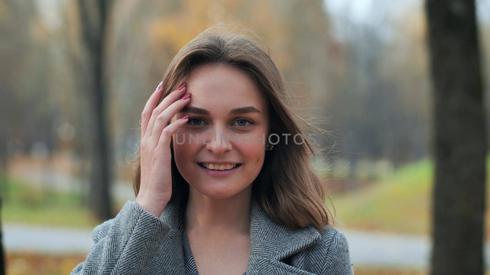 Portrait of a smiling young girl in an autumn park