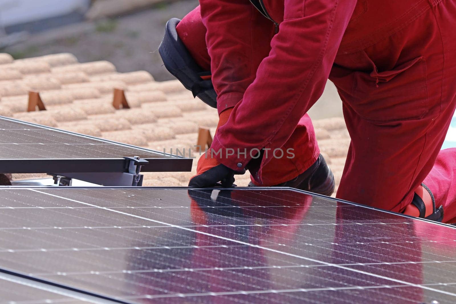 Installation of a photovoltaic system on a house roof