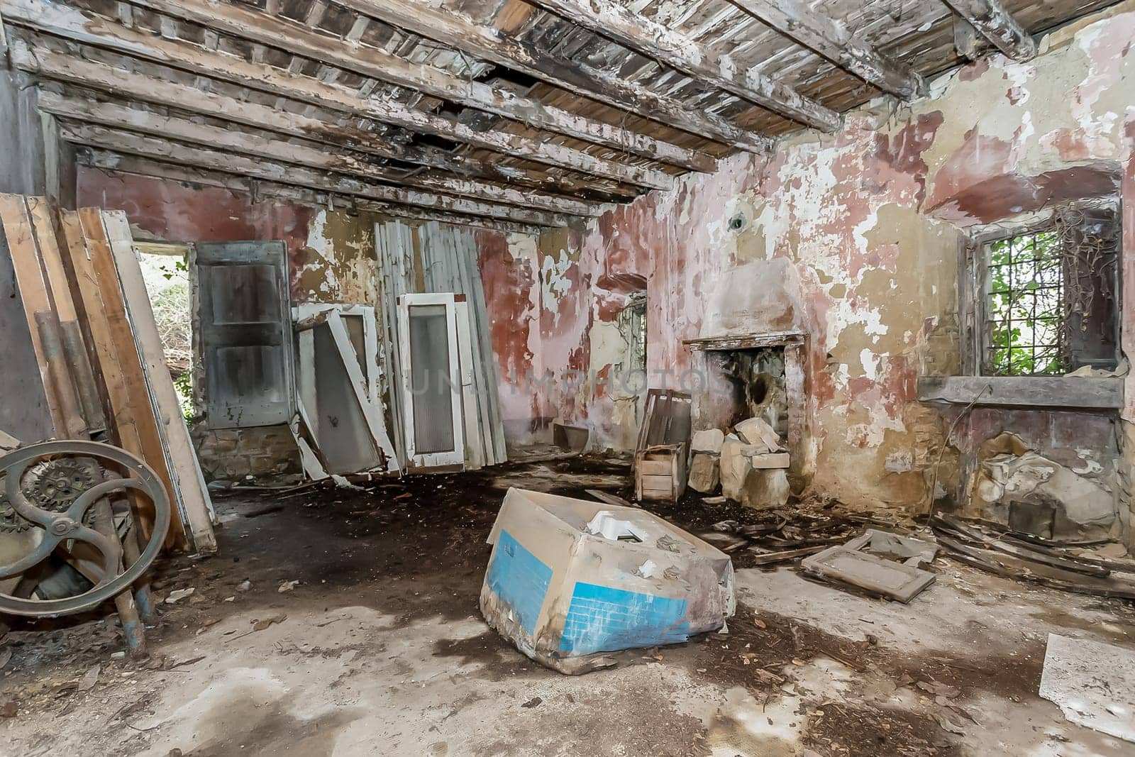 Old ruined house to be renovated. To be demolition. Abandoned.