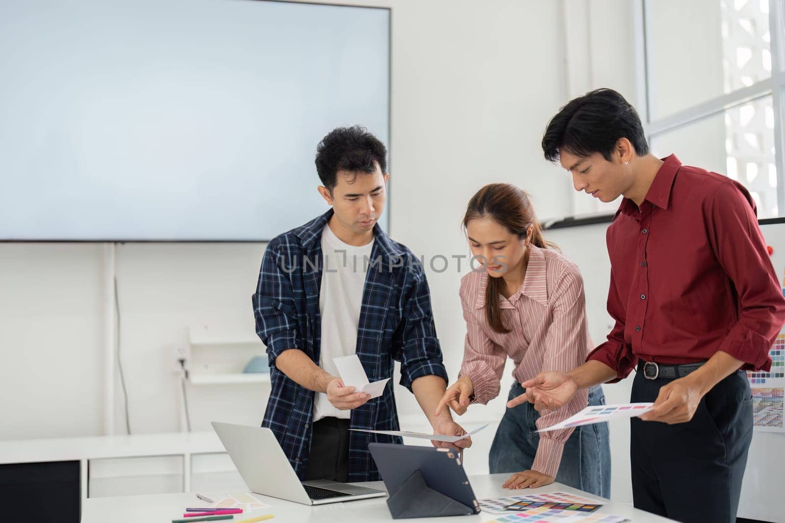 The trio of professionals shares their insights on branding and colors, demonstrating effective communication and creativity in a collaborative setting.