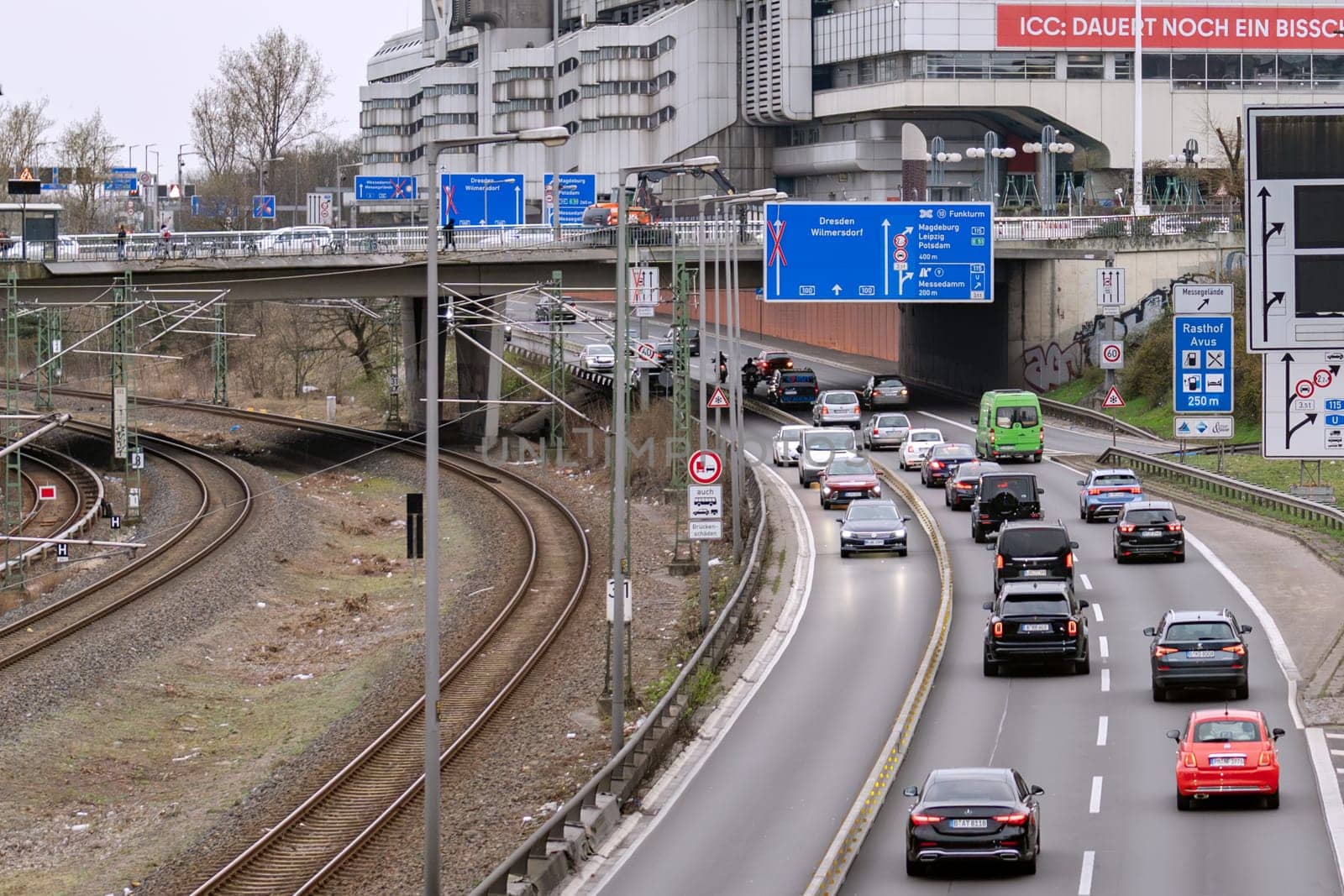 The BAB 100 northbound in the area of the Ringbahn bridge in Charlottenburg has been closed due to the risk of collapse. The S-Bahn ring road between Westkreuz and Messe-Nord is also affected by the closure.