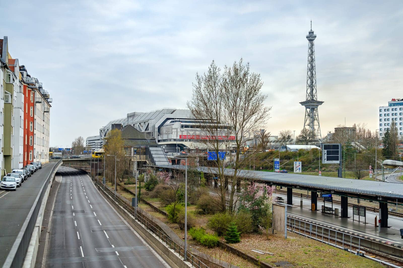 The BAB 100 northbound in the area of the Ringbahn bridge in Charlottenburg has been closed due to the risk of collapse. The S-Bahn ring road between Westkreuz and Messe-Nord is also affected by the closure.