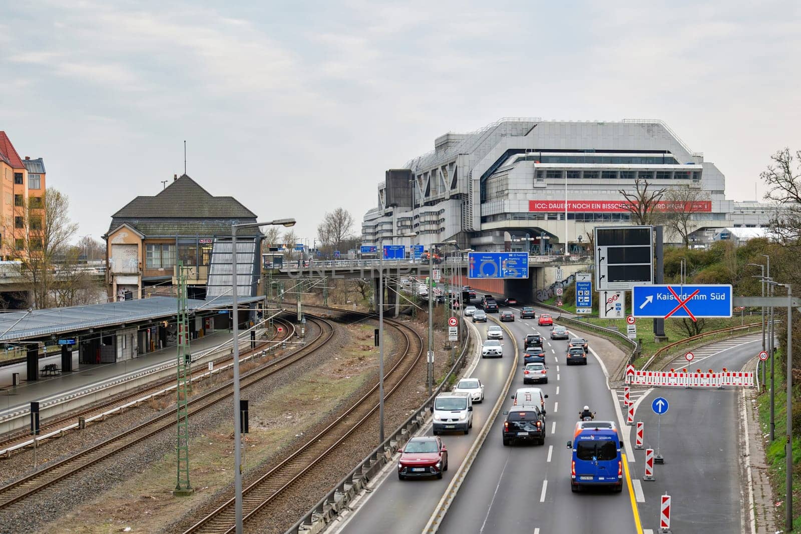 The BAB 100 northbound in the area of the Ringbahn bridge in Charlottenburg has been closed due to the risk of collapse. The S-Bahn ring road between Westkreuz and Messe-Nord is also affected by the closure.