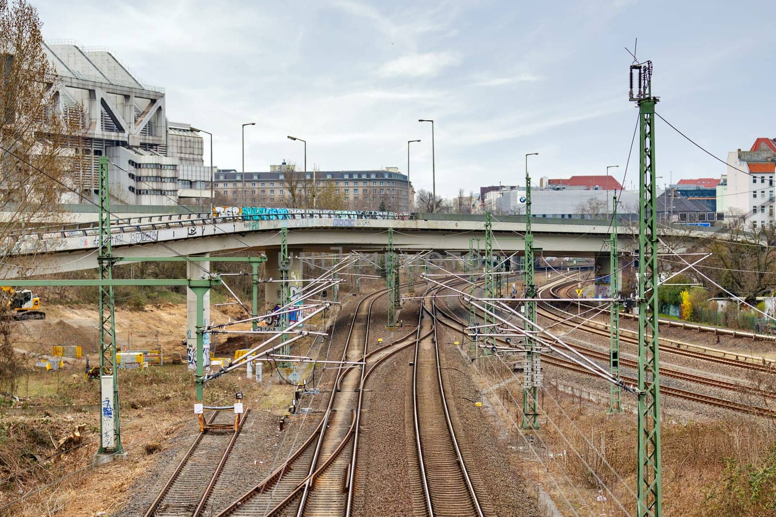 The BAB 100 northbound in the area of the Ringbahn bridge in Charlottenburg has been closed due to the risk of collapse. The S-Bahn ring road between Westkreuz and Messe-Nord is also affected by the closure.