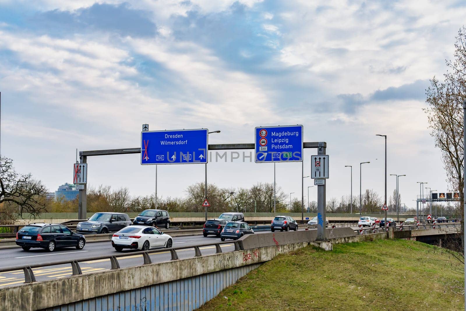 The BAB 100 northbound in the area of the Ringbahn bridge in Charlottenburg has been closed due to the risk of collapse. The S-Bahn ring road between Westkreuz and Messe-Nord is also affected by the closure.