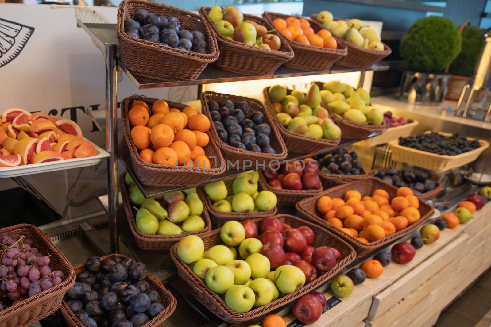 Lots of different ripe fruits on store shelves