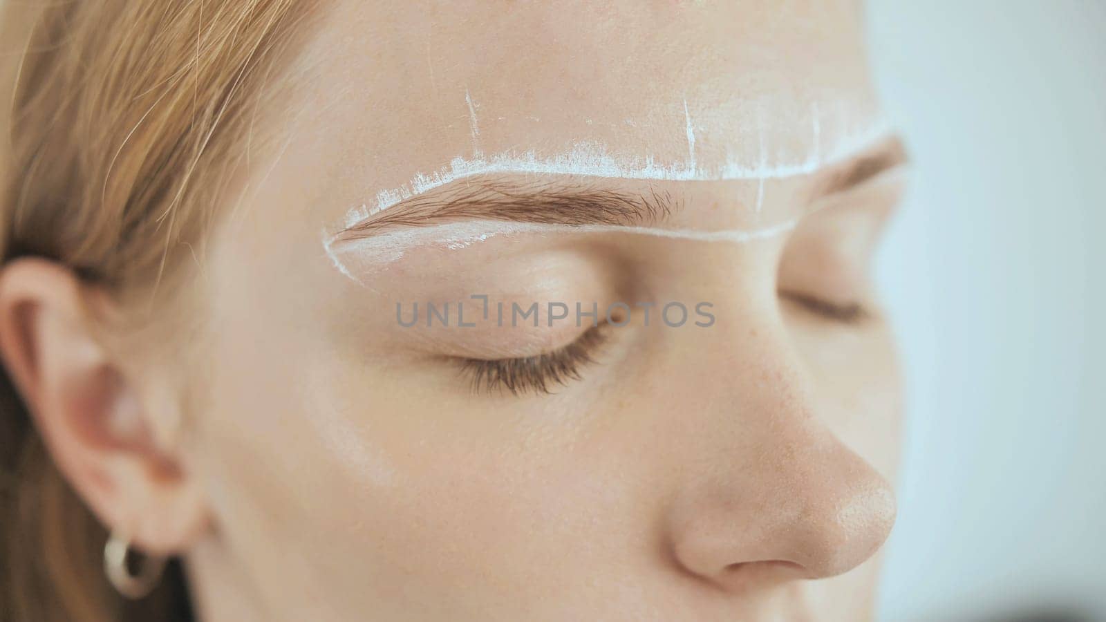 Create permanent eyebrow makeup. Marking the shape of the eyebrows