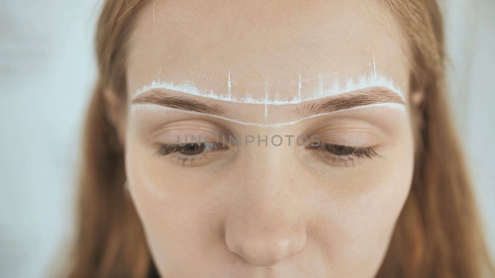 Create permanent eyebrow makeup. Marking the shape of the eyebrows