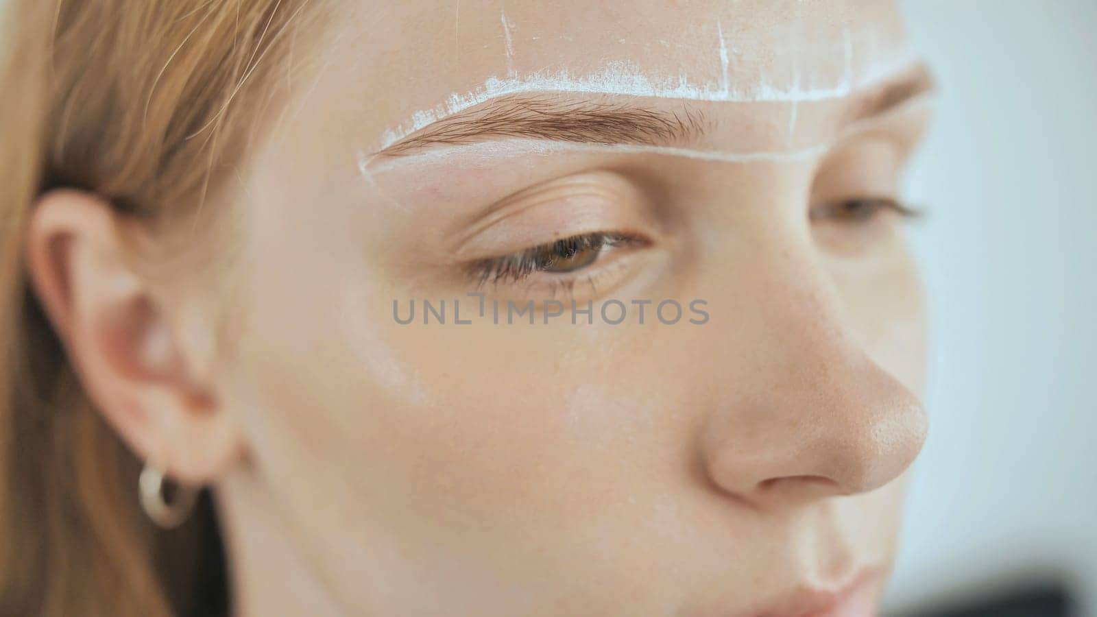 Create permanent eyebrow makeup. Marking the shape of the eyebrows