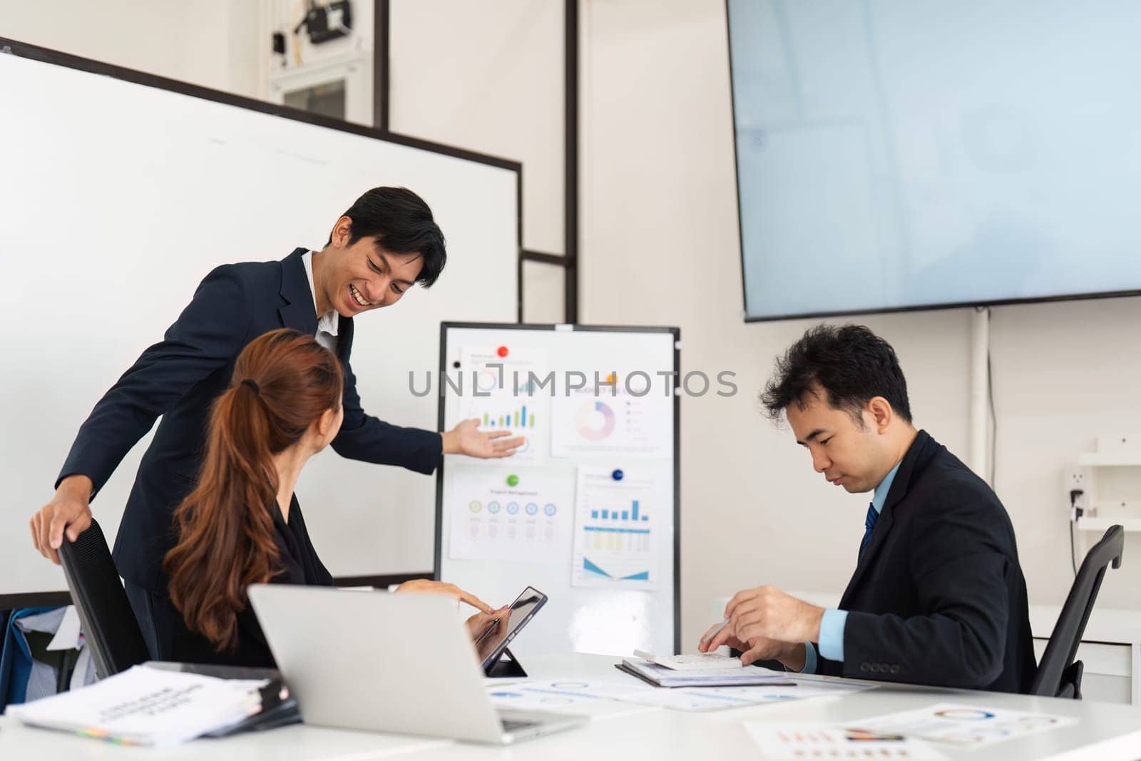 The presenter articulates budgetary insights clearly while encouraging interaction, showcasing how effective communication enhances teamwork and project management.