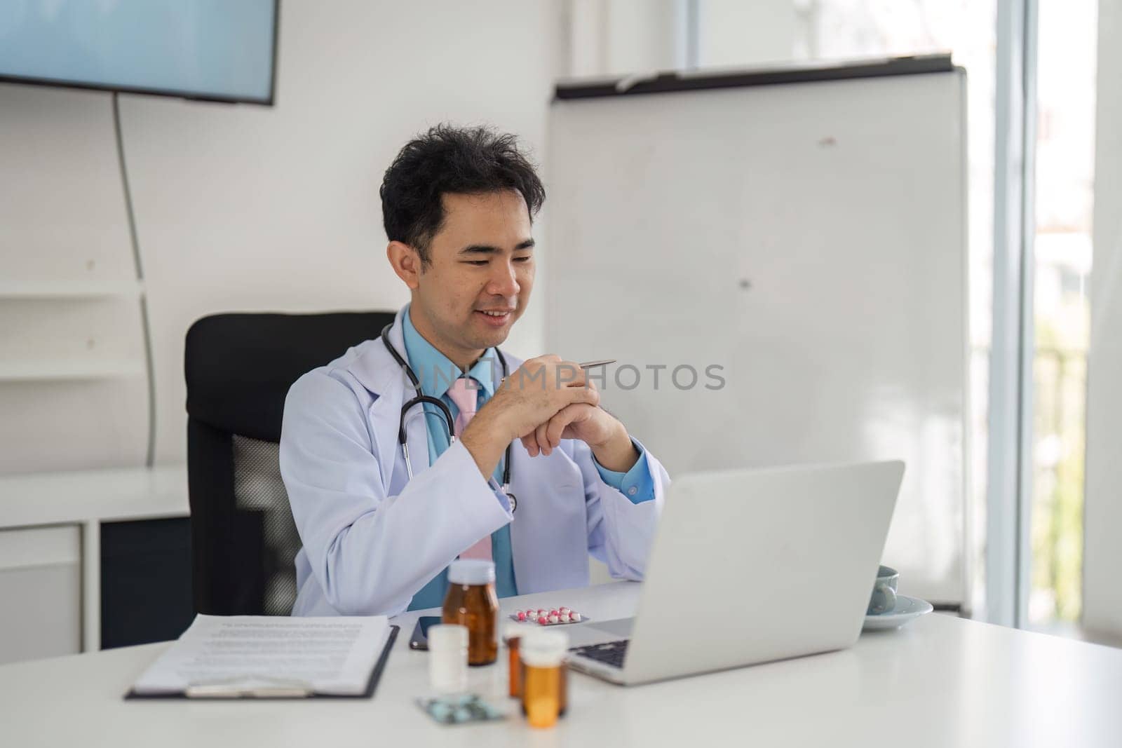 The physician communicates effectively with a patient online, addressing their health inquiries during a telehealth session, exemplifying the evolution of healthcare.