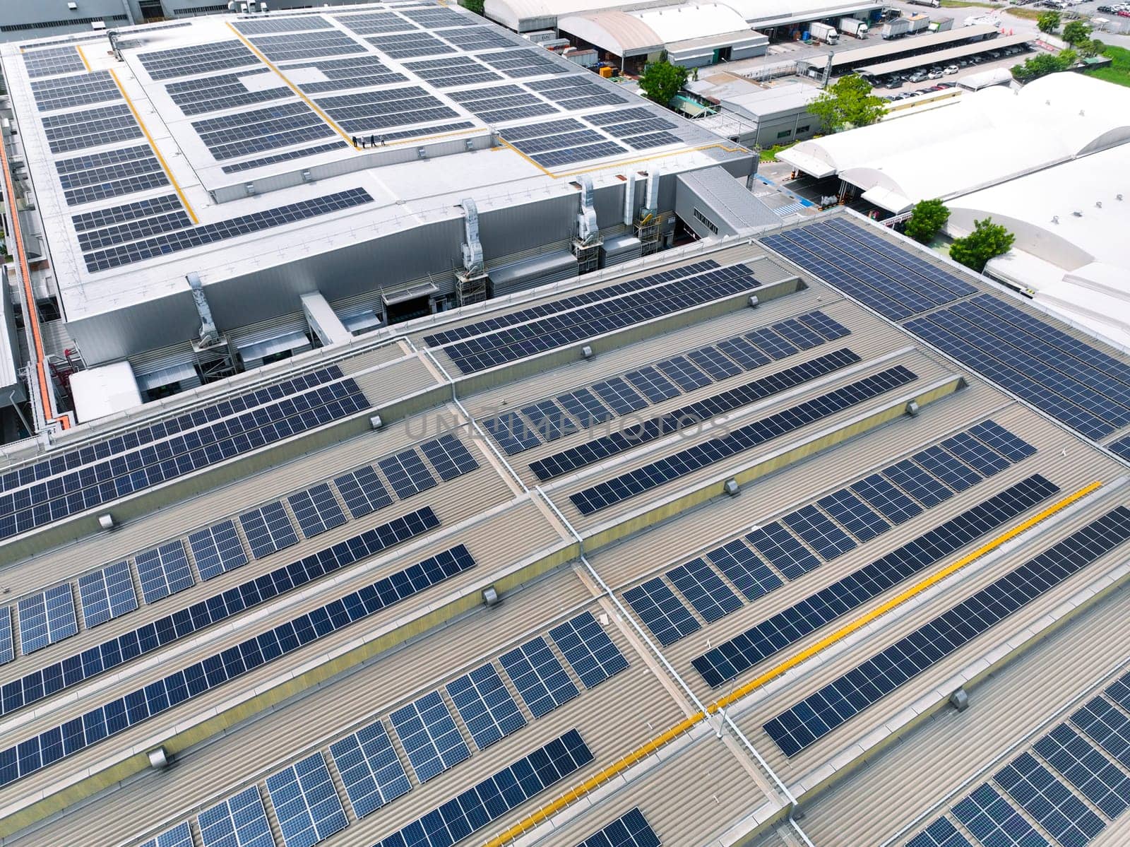 Solar-powered warehouse facility. Modern distribution center with rooftop solar panel. Eco-friendly warehouse. Sustainable logistics solutions for reduced carbon footprint. Sustainable energy.