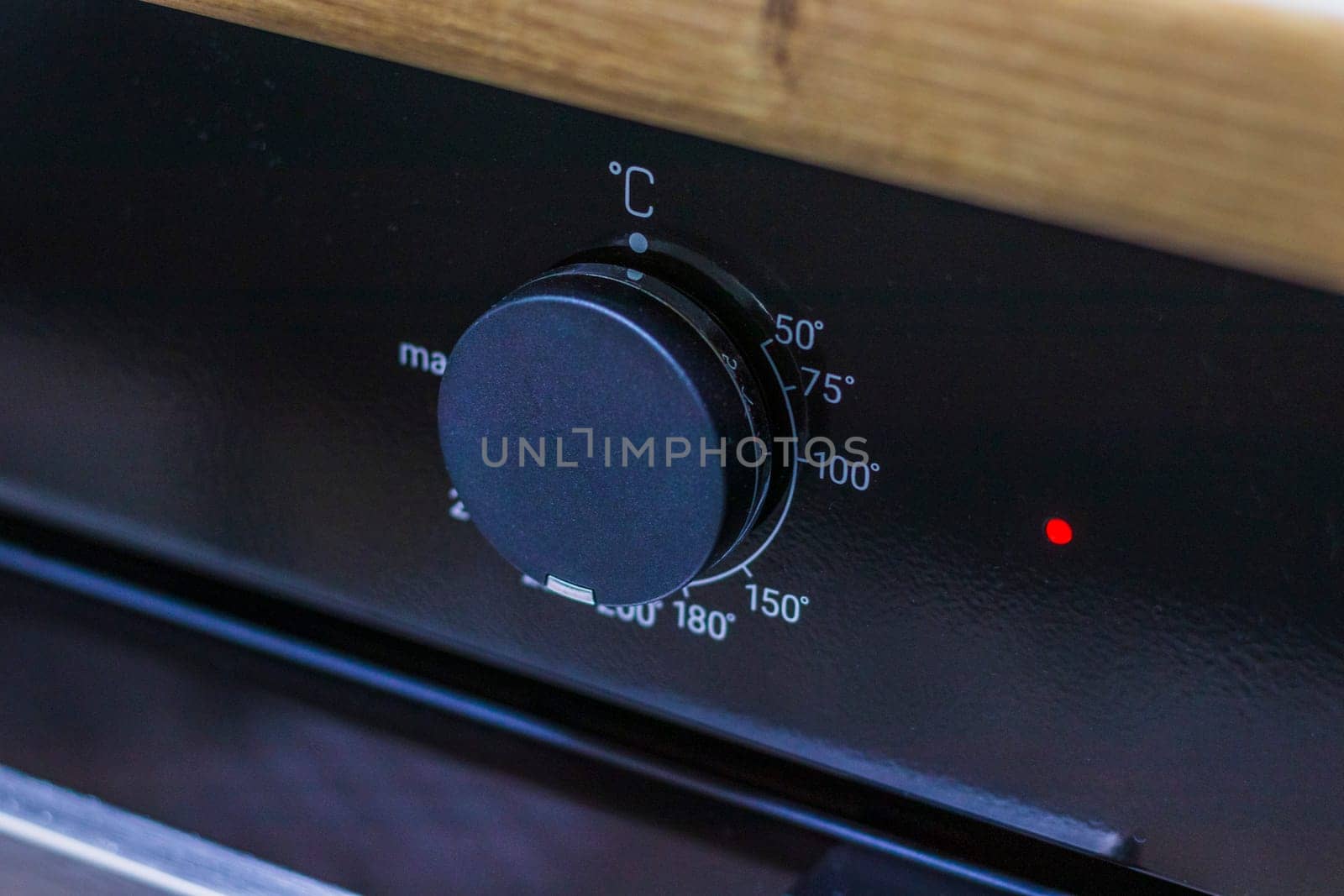 Close up of the thermometer relay of the oven