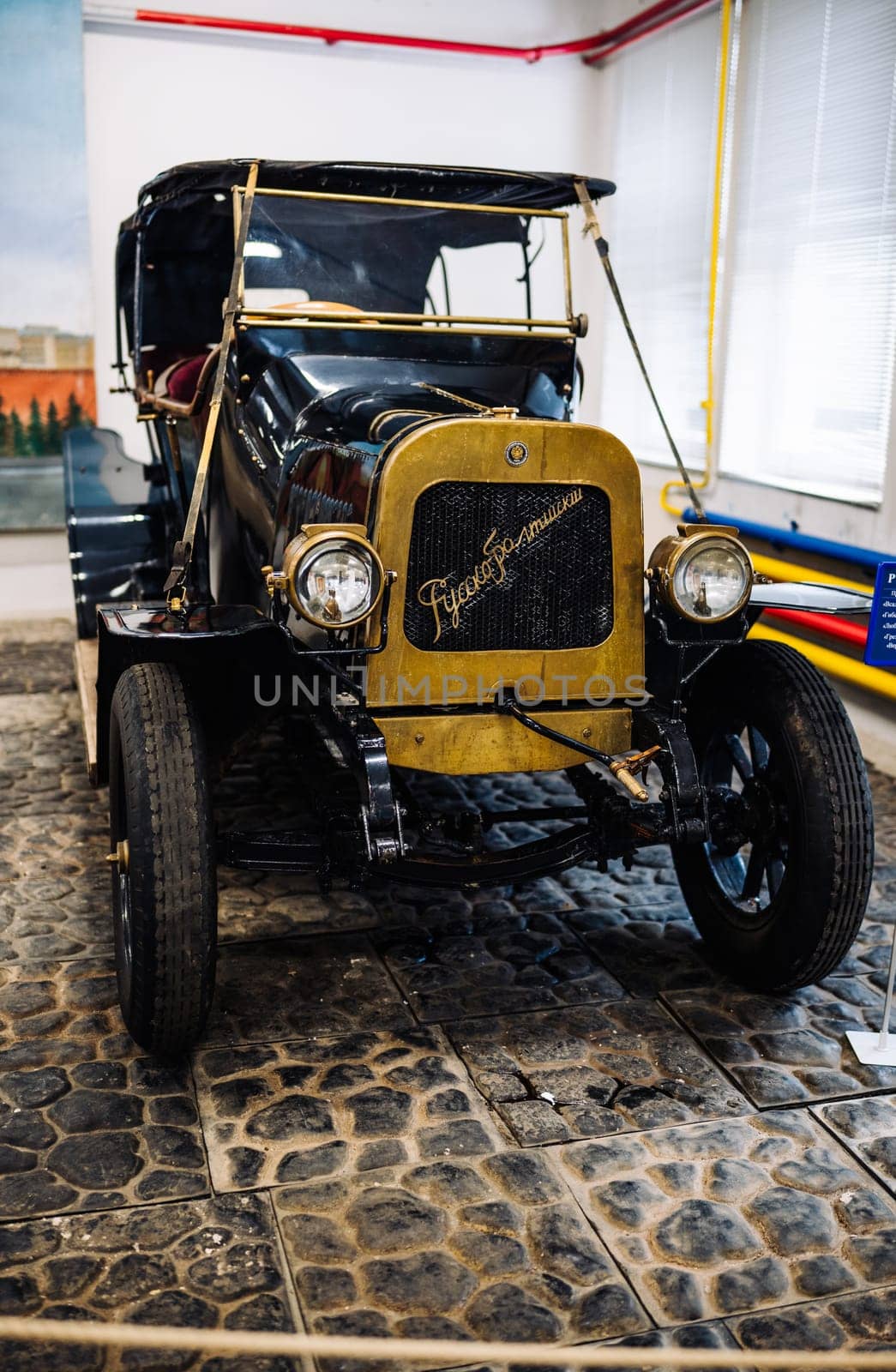 Antique Russo-Baltique Russo-Balt K12 20 car standing in a museum