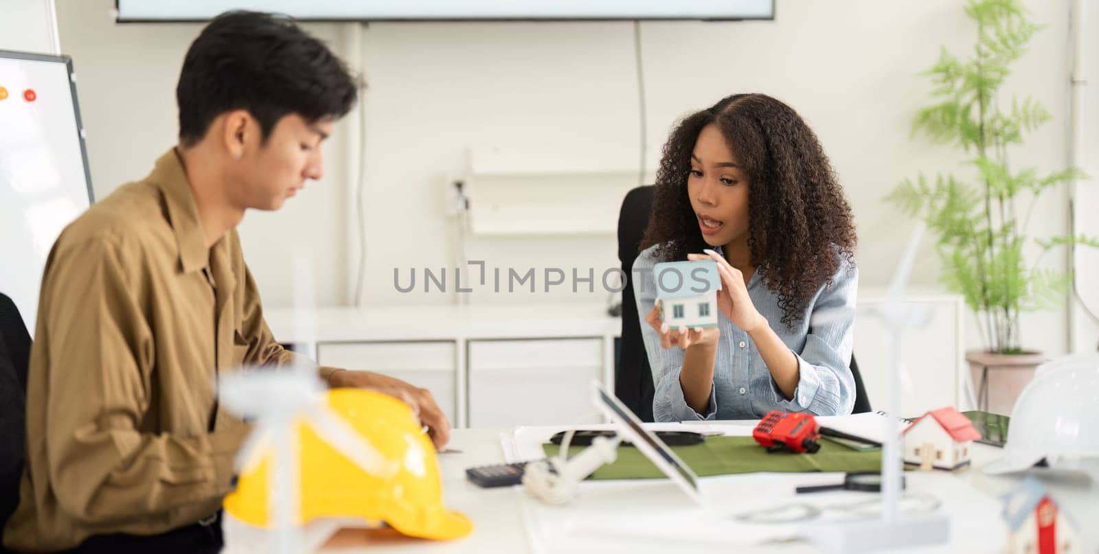 In a dynamic environment, team members explore sustainable architecture, bringing models to life while fostering innovation and teamwork.