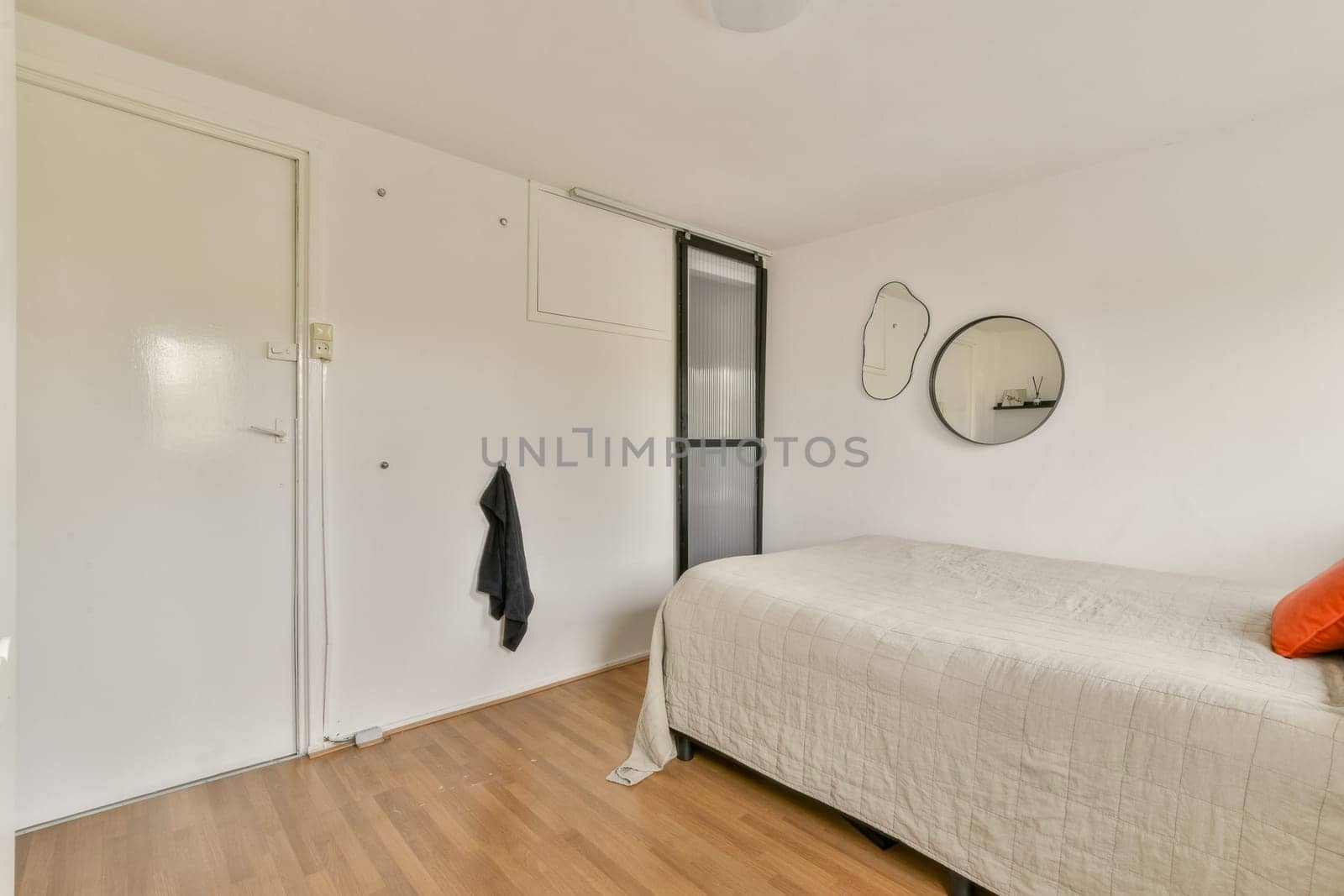 Simple and clean design characterized by light color palette and minimal furnishings. Focus on functionality and comfort in a serene space.