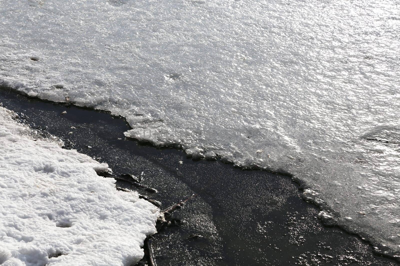 The process of ice melting before a flood. The surface of the river is covered with ice and snow.