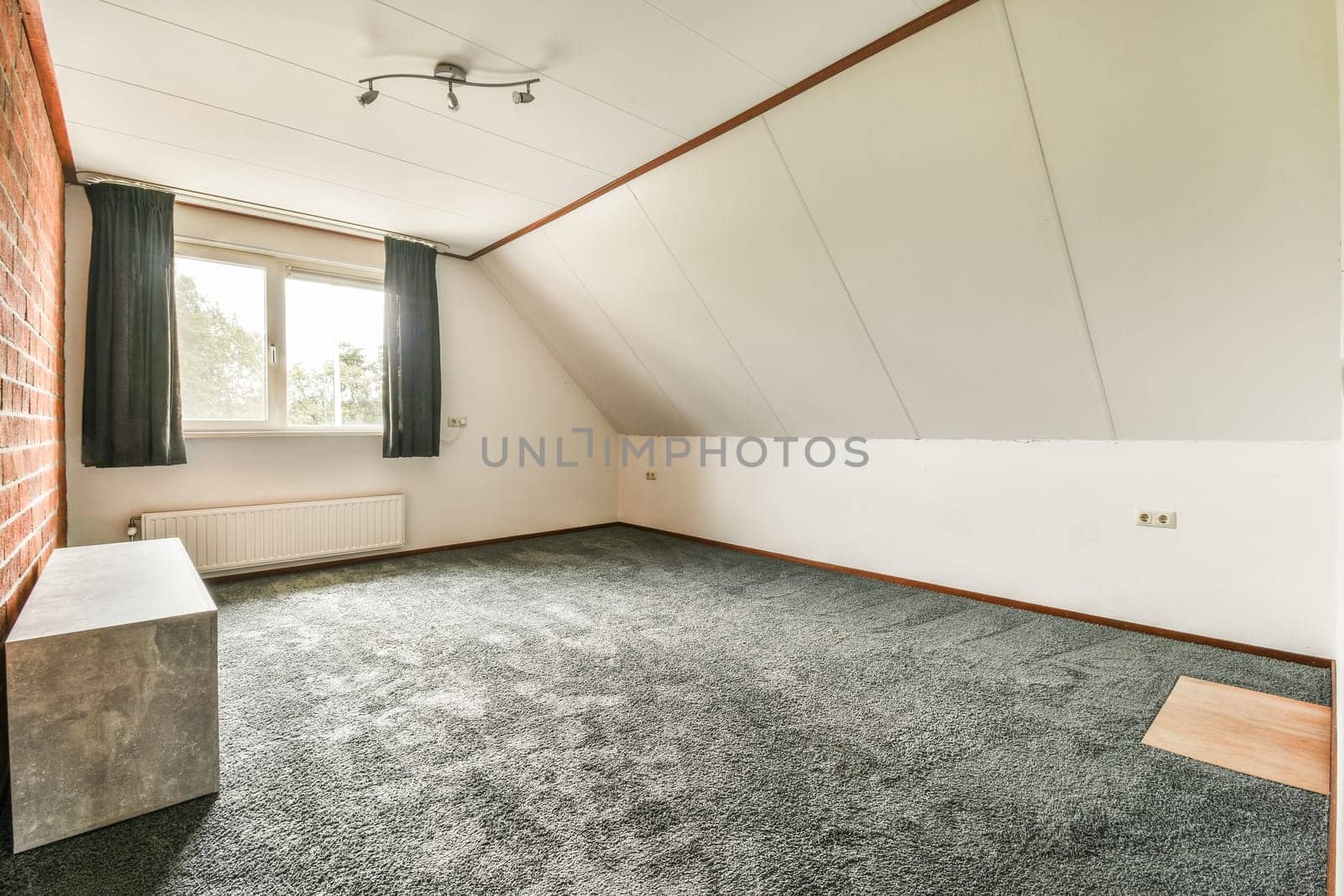 an empty room with no furniture or people to see in the photo, it looks very clean and neaty