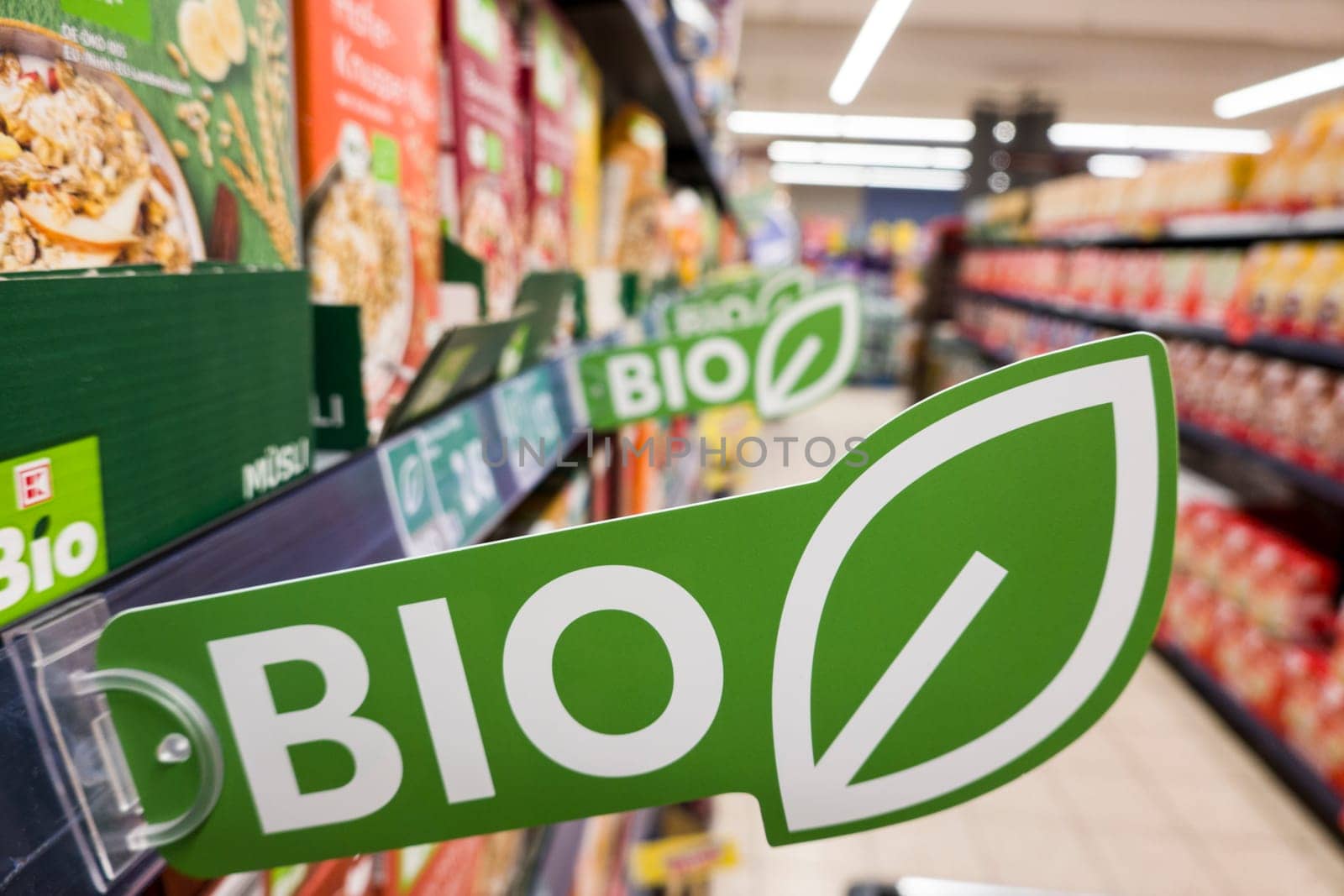 Regalstopper mit der Aufschrift Bio an einem Regal im Supermarkt