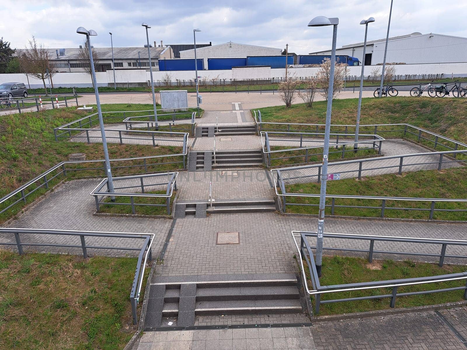 Rollstuhl-geeignete Treppenanlage am Bahnhof, Nordrhein-Westfalen, Deutschland, Weilerswist