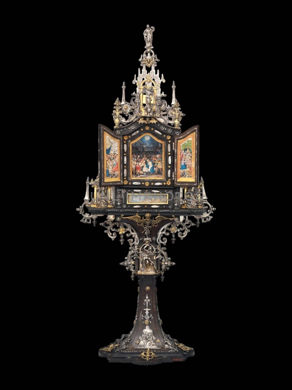 this detailed antique shrine showcases intricate gold and silver metalwork, embodying a gothic and historical aesthetic. the ornate religious artifact rests on an elegant pedestal, highlighting its craftsmanship and sacred significance. perfect for collectors of religious art and historical artifacts.