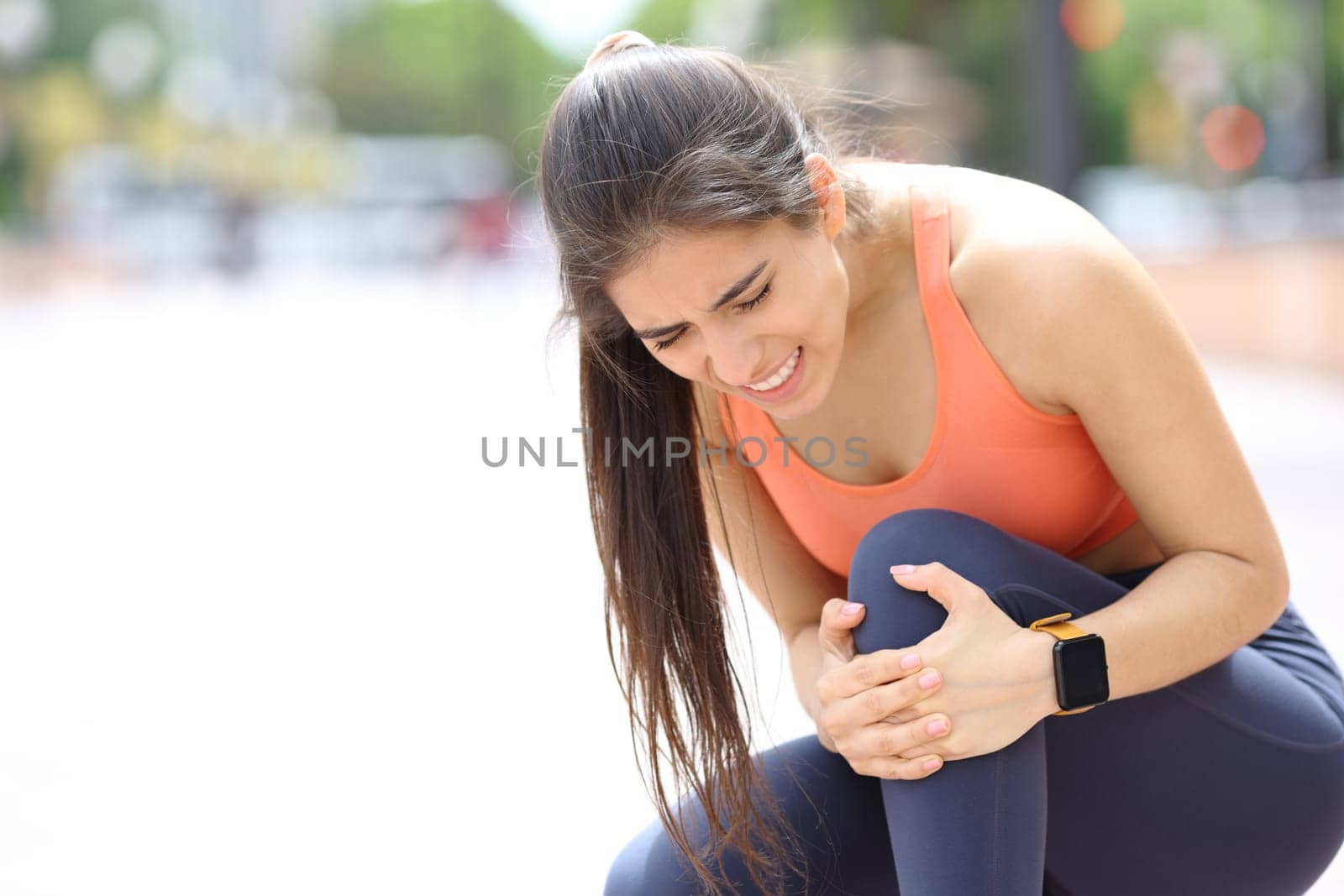 Runner suffering knee ache after accident complaining in the street