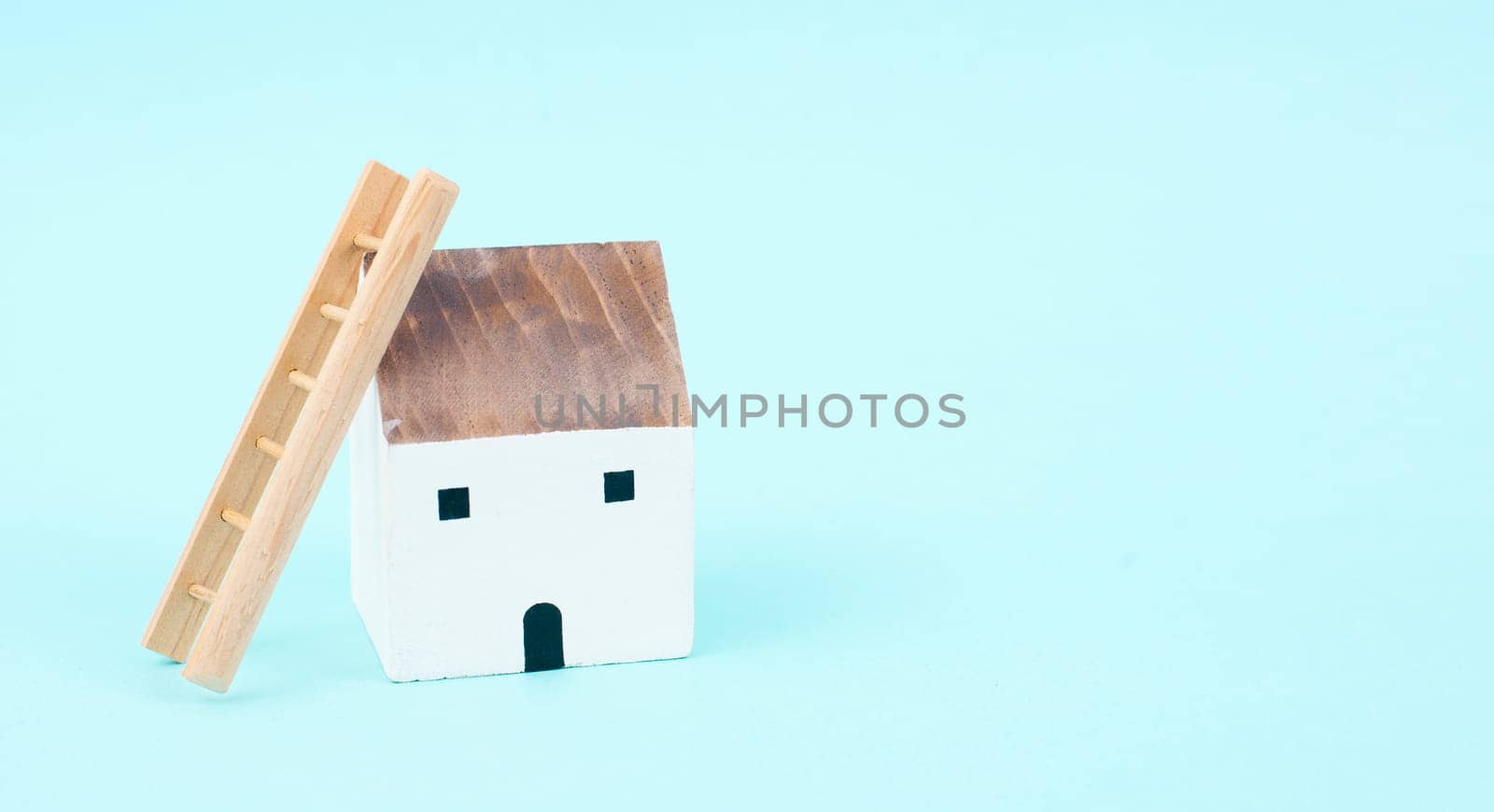 House with ladder, installation of heat pumps, calculate the costs for renovation and building, climate protection policy to reduce co2 emission