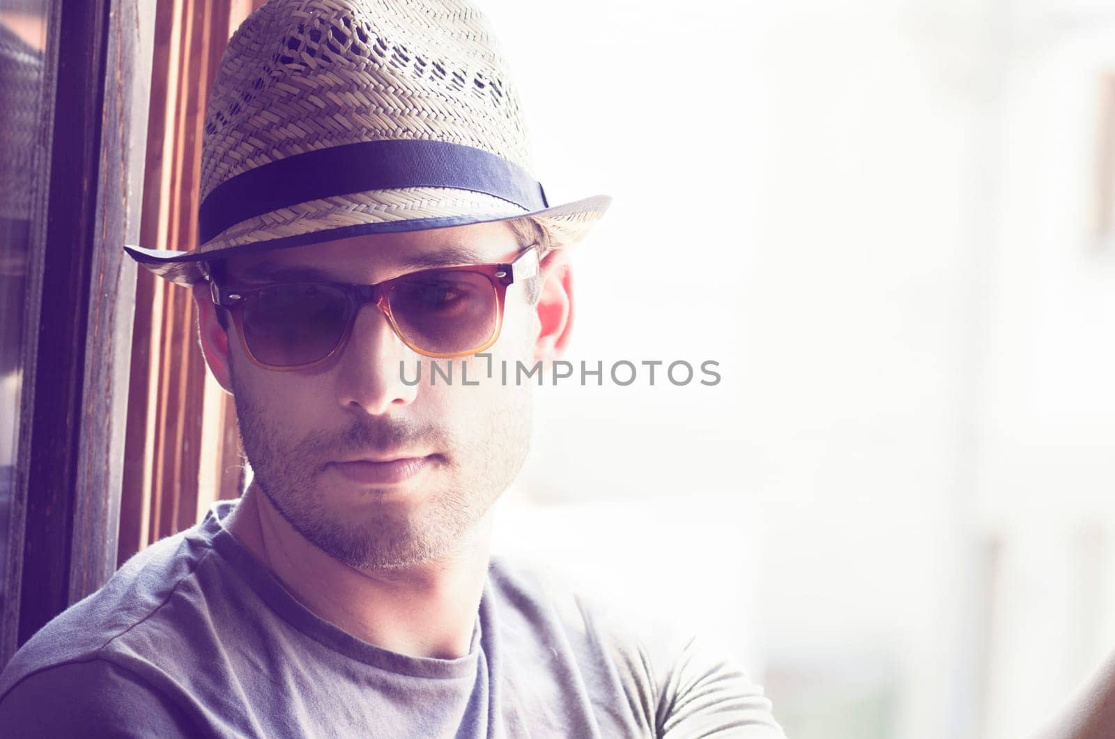 Young man with moder hat and sunglasses