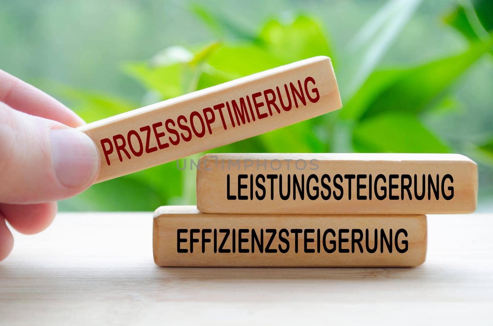 Prozessoptimirung Leistungssteigerung Effizienzsteigerung text auf Holzblöcken. Konzept für operative Exzellenz und kontinuierliche Verbesserung.