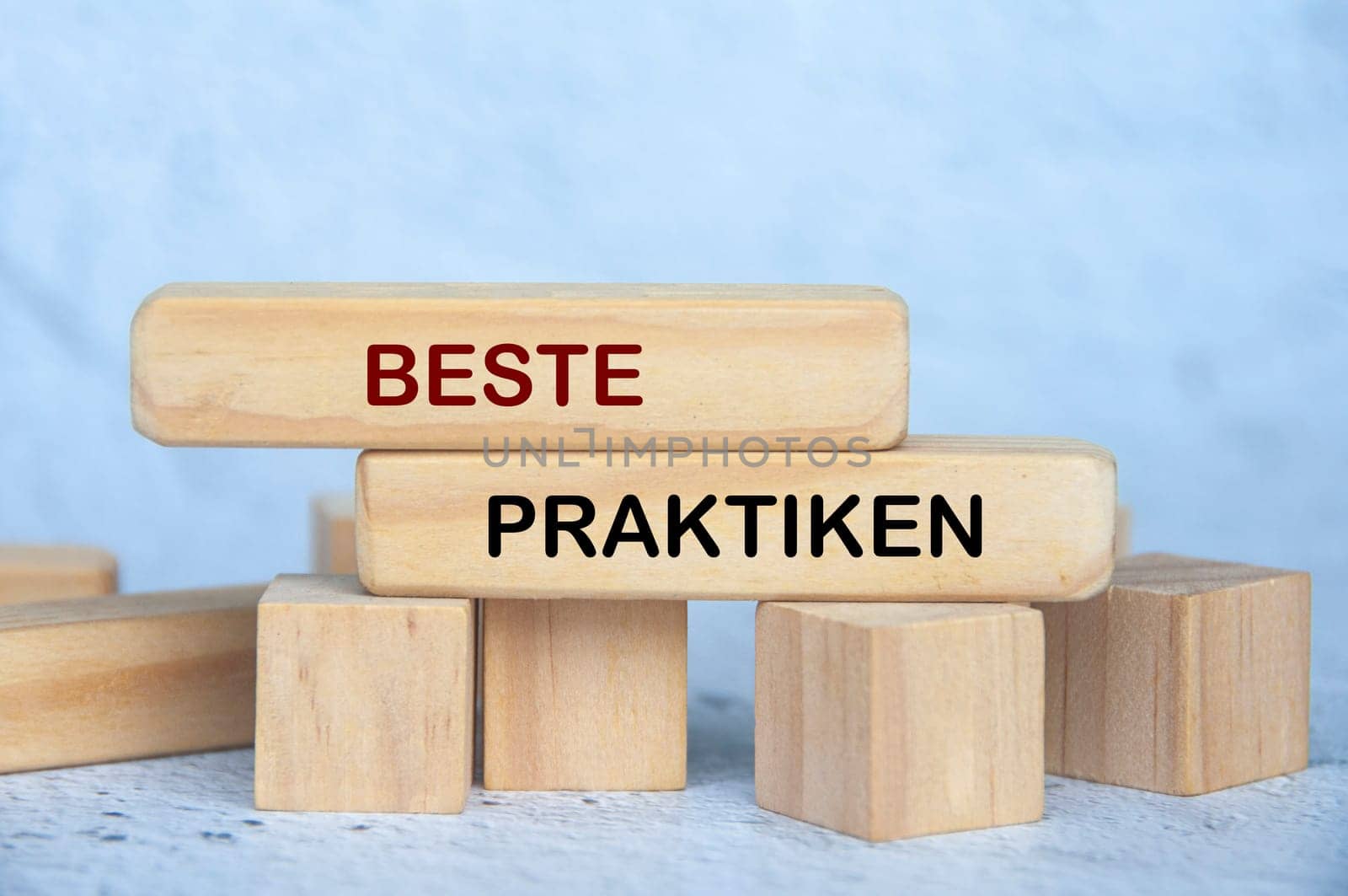 Beste Praktiken text auf Holzblöcken. Konzept für operative Exzellenz und kontinuierliche Verbesserung.
