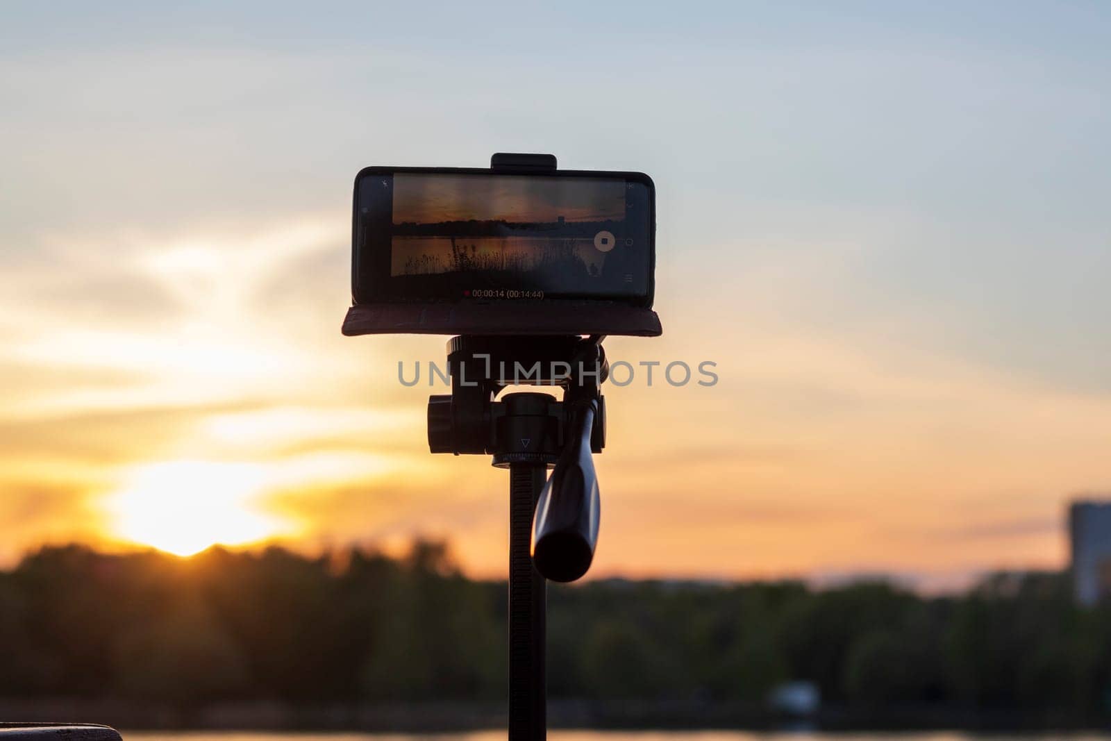 Cell phone on the tripod capturing sun set moment